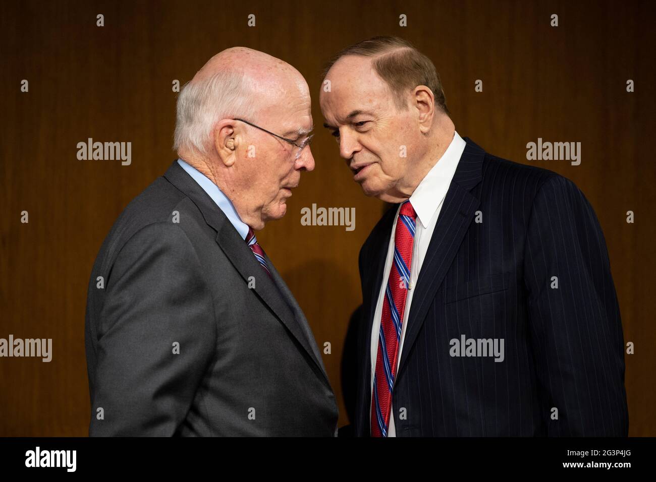 Senatore degli Stati Uniti Patrick Leahy (democratico del Vermont), presidente, Comitato delle Stanziamenti del Senato degli Stati Uniti, sinistra, E il senatore statunitense Richard Shelby (repubblicano dell'Alabama), Vice Presidente della Commissione per le Stanziamenti del Senato degli Stati Uniti, intervengono prima dell'inizio dell'audizione della commissione su "A Review of the FY2022 Department of Defense Budget Request" a Washington giovedì 17 giugno 2021.Credit: Evelyn Hockstein/Pool via CNP /MediaPunch Foto Stock