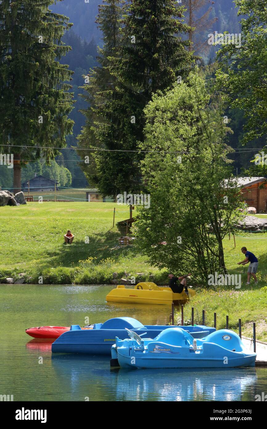 Canoës kayak et pédalos sur le lac du Pontet. Base de loisirs. Les Contamines-Montjoie. Alta Savoia. Auvergne-Rhône-Alpes. Francia. Foto Stock