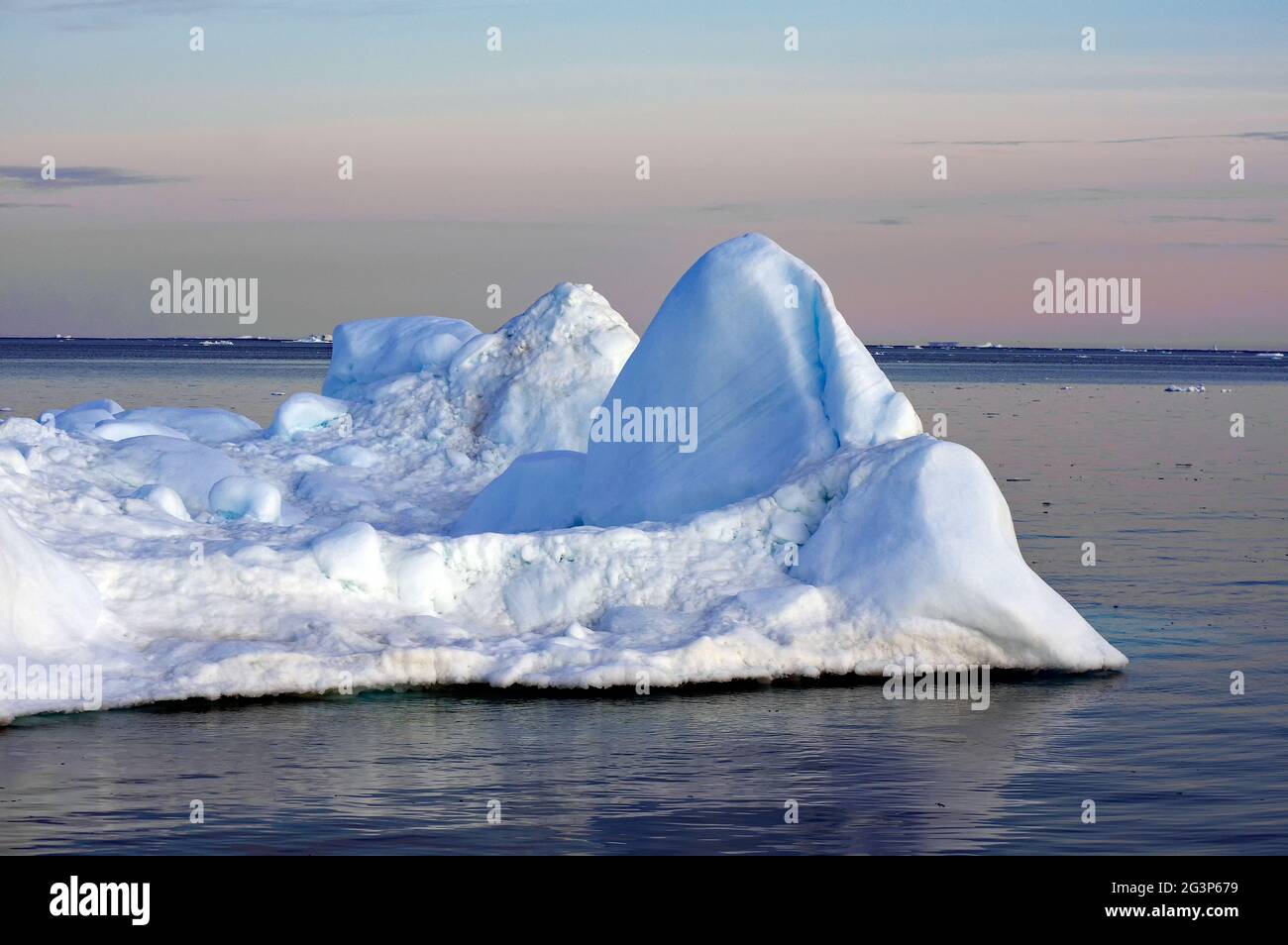 Iceberg al sole di mezzanotte Foto Stock