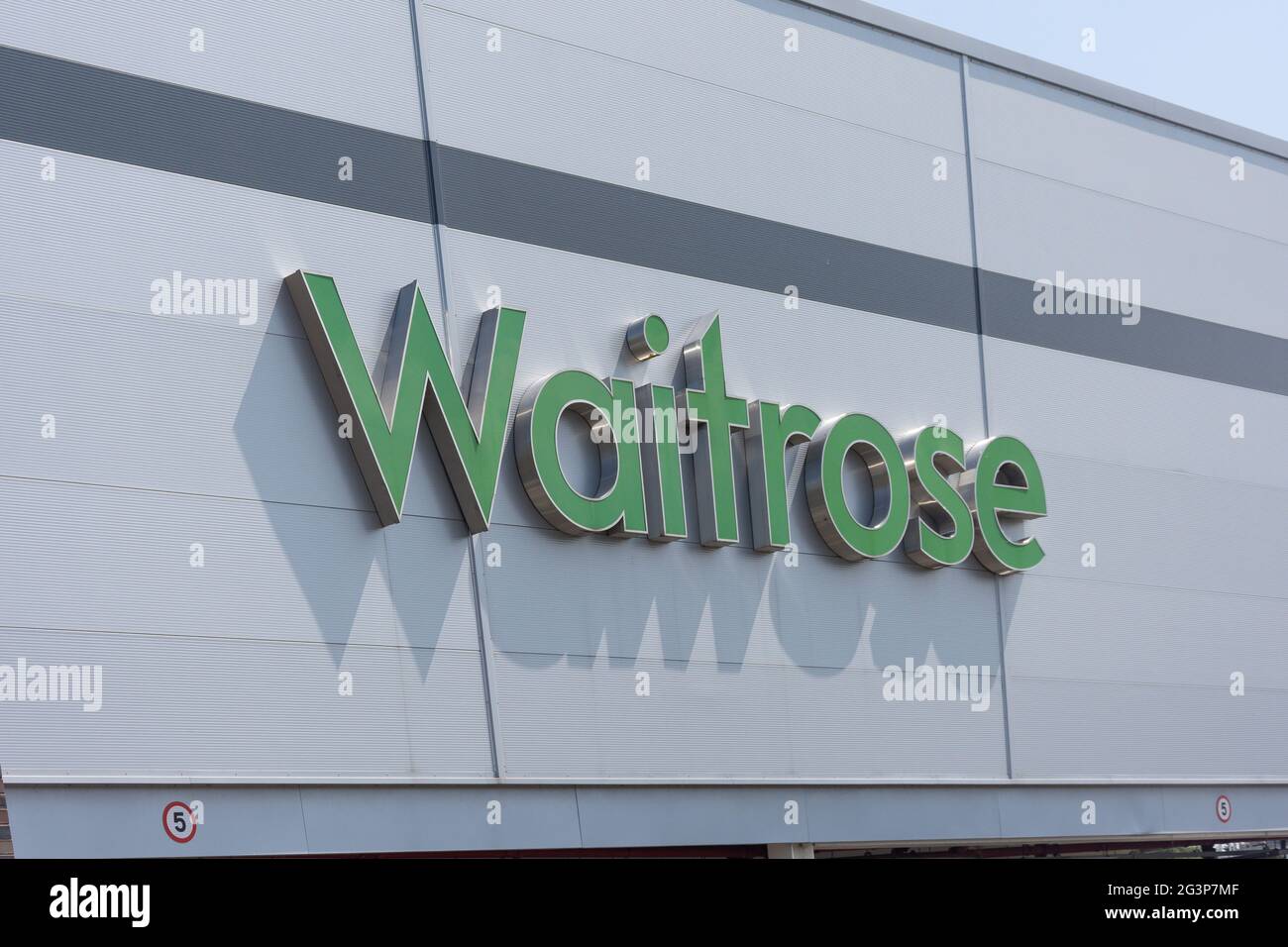 Waitrose Supermarket segno, Bridge Street, Uttoxeter, Staffordshire, Inghilterra, Regno Unito Foto Stock