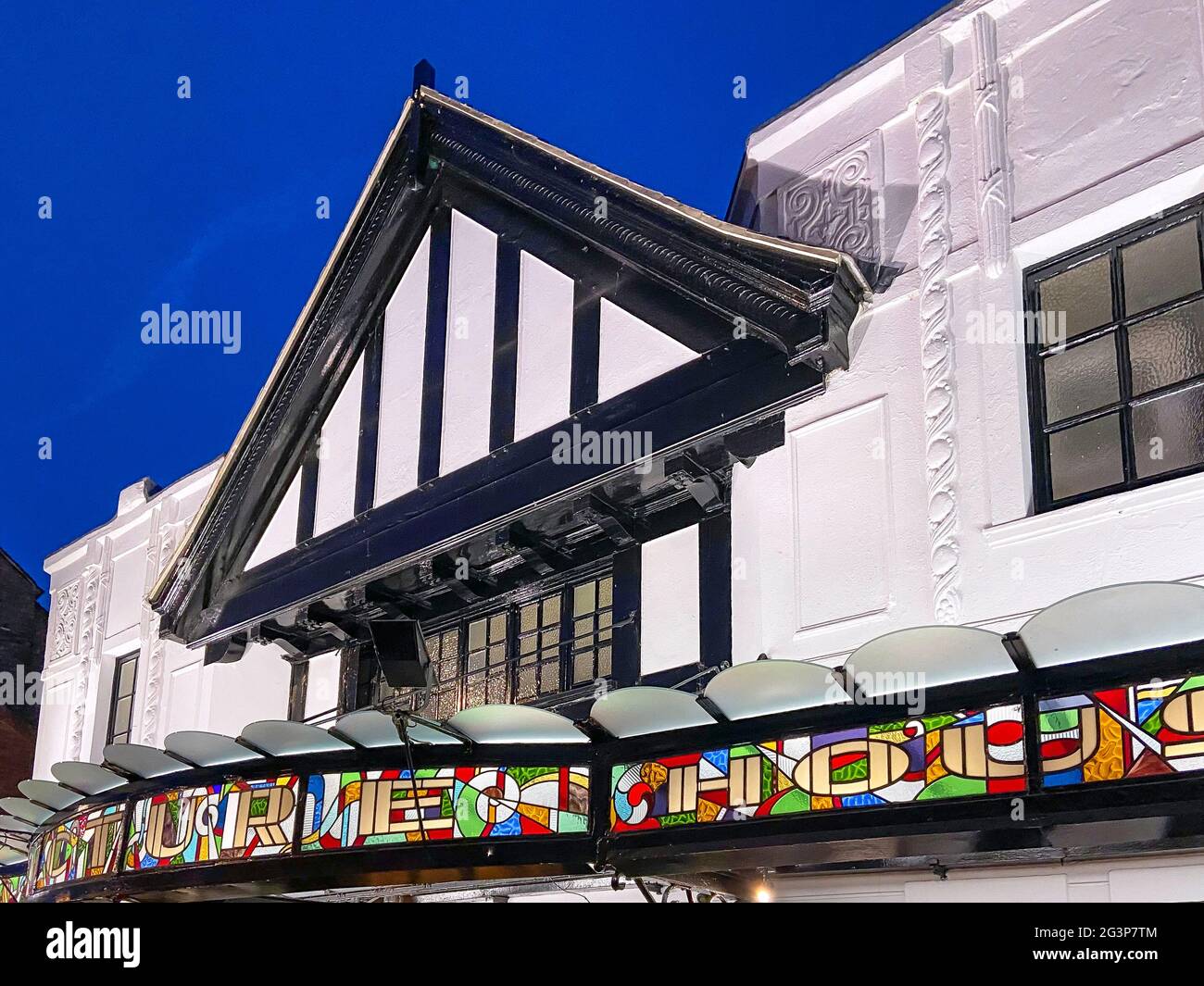 The Picture House (Wetherspoons) Pub at Dusk, Bridge Street, Stafford, Staffordshire, Inghilterra, Regno Unito Foto Stock