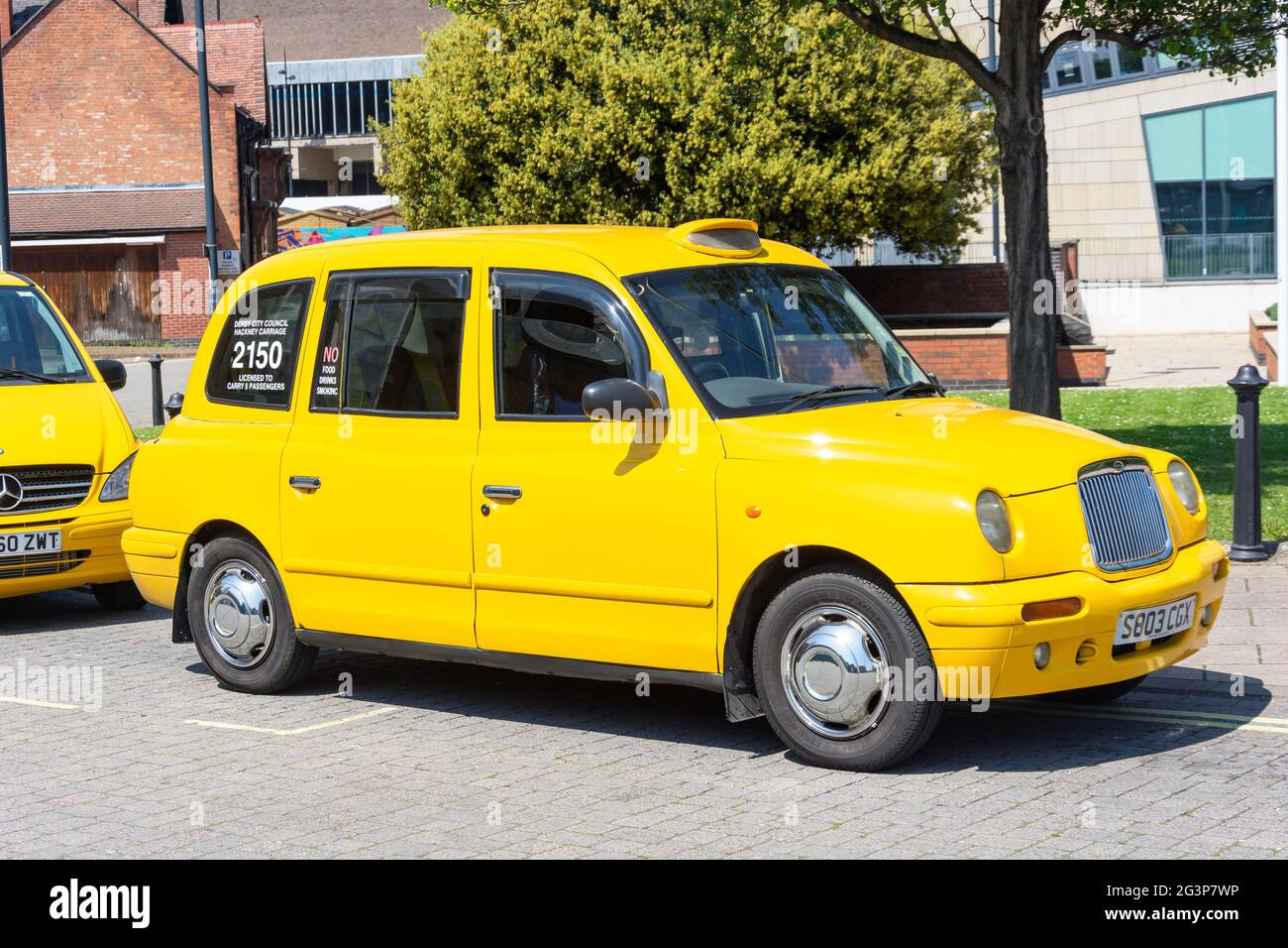 Taxi Yellow Derby Council in stand, Corporation Street, Riverside, Derby, Derbyshire, Inghilterra, Regno Unito Foto Stock
