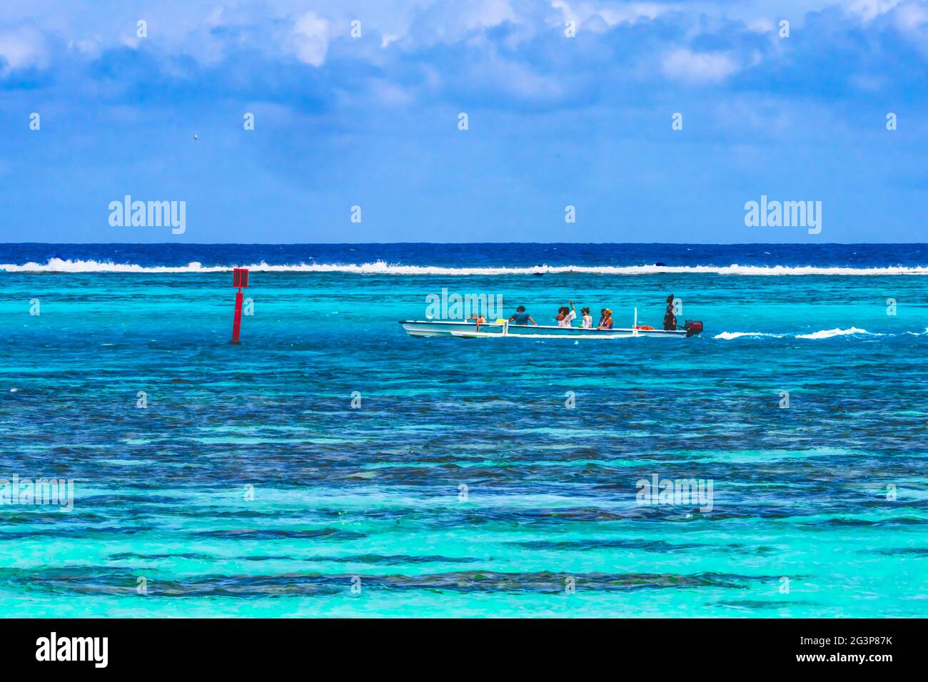 Tour colorato Boat Outer Reef Blue Water Moorea Tahiti Polinesia Francese. Diversi colori blu dalla laguna e dalle barriere coralline Foto Stock