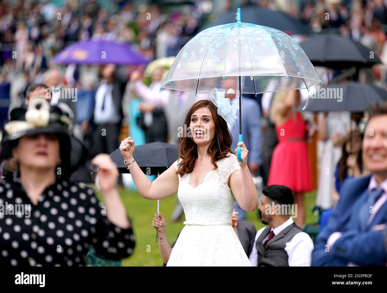 Un racegoista brama a cavallo mentre guarda il re George V Stakes durante il terzo giorno di Royal Ascot all'ippodromo di Ascot. Data immagine: Giovedì 17 giugno 2021. Foto Stock