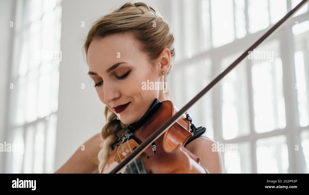 Solo di una bella musicista femminile che gioca il violino Foto Stock