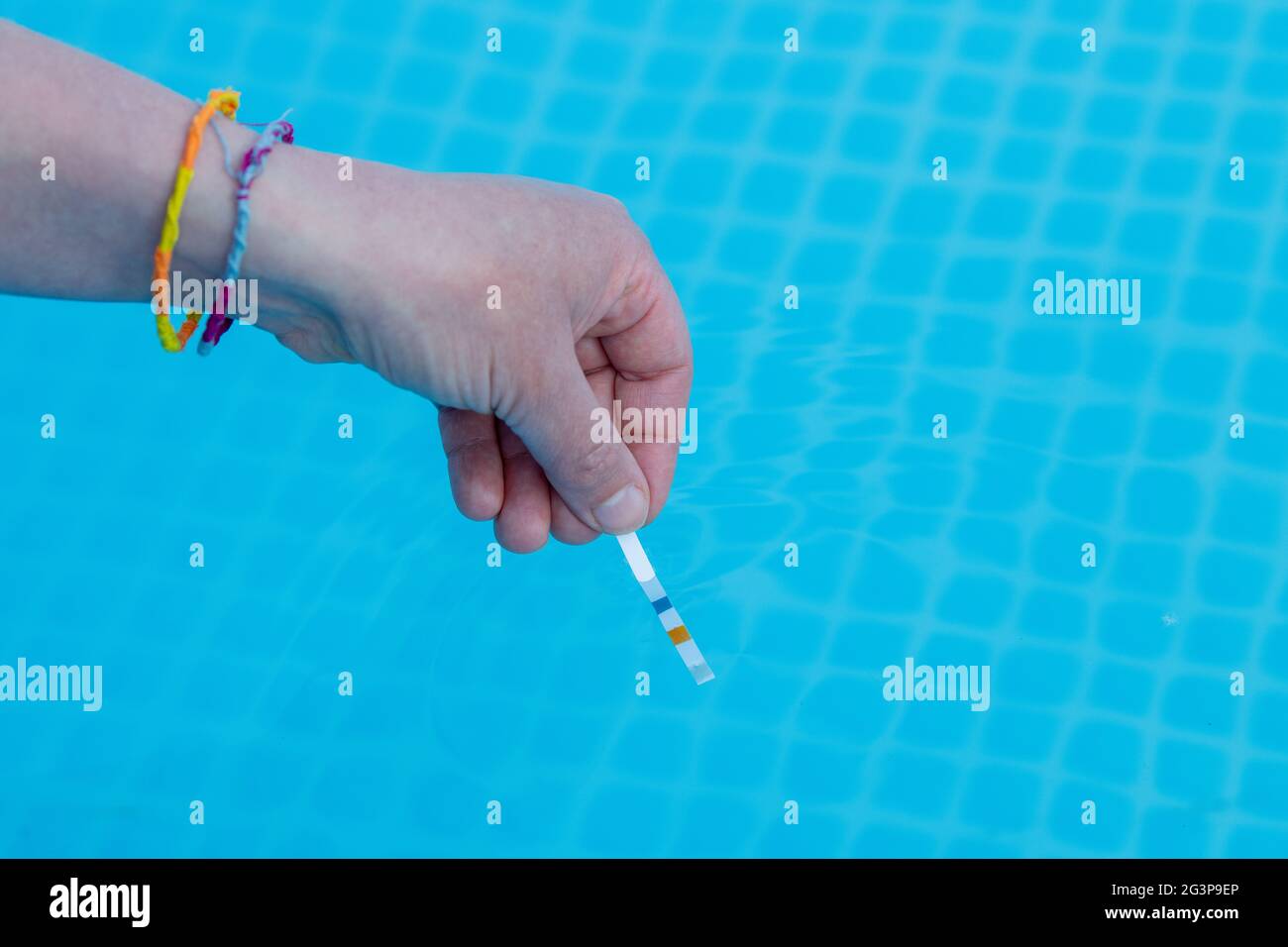 Controllare il pH di una piscina privata Foto Stock