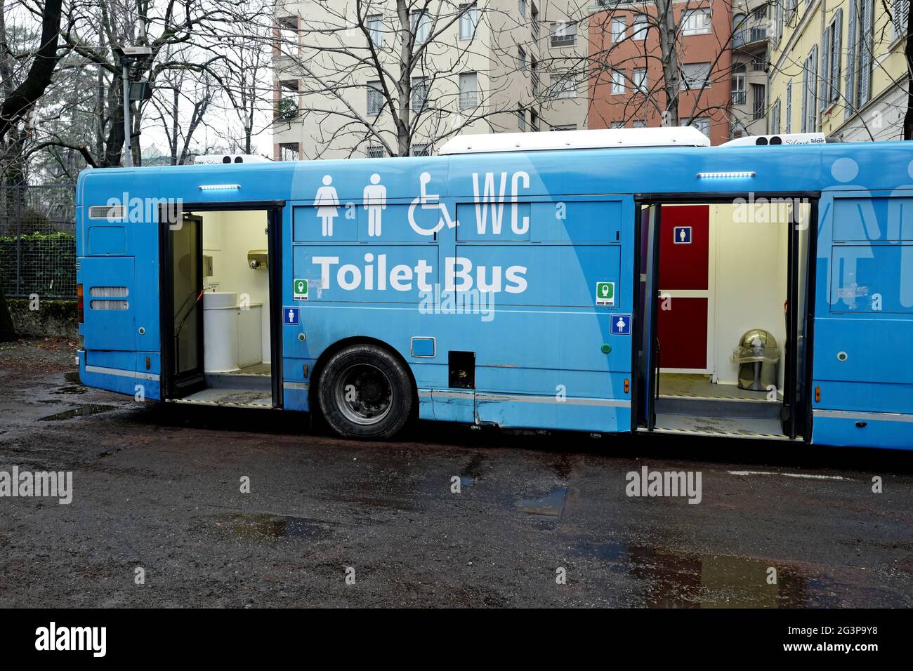 servizio di autobus in un parco pubblico, a Milano. Foto Stock