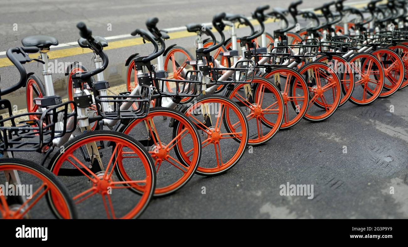 Noleggio di una stazione di biciclette a Milano. Foto Stock