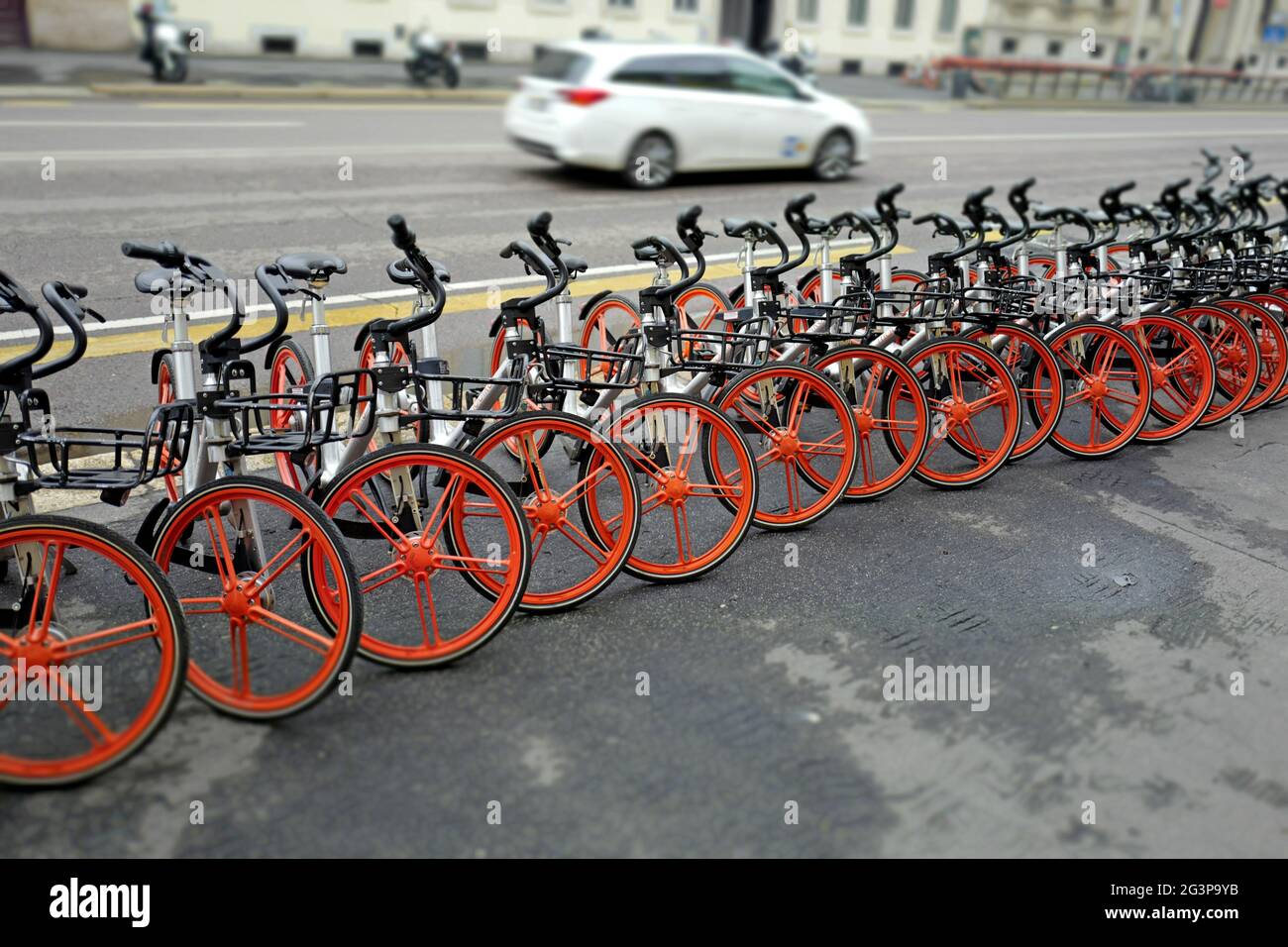 Noleggio di una stazione di biciclette a Milano. Foto Stock