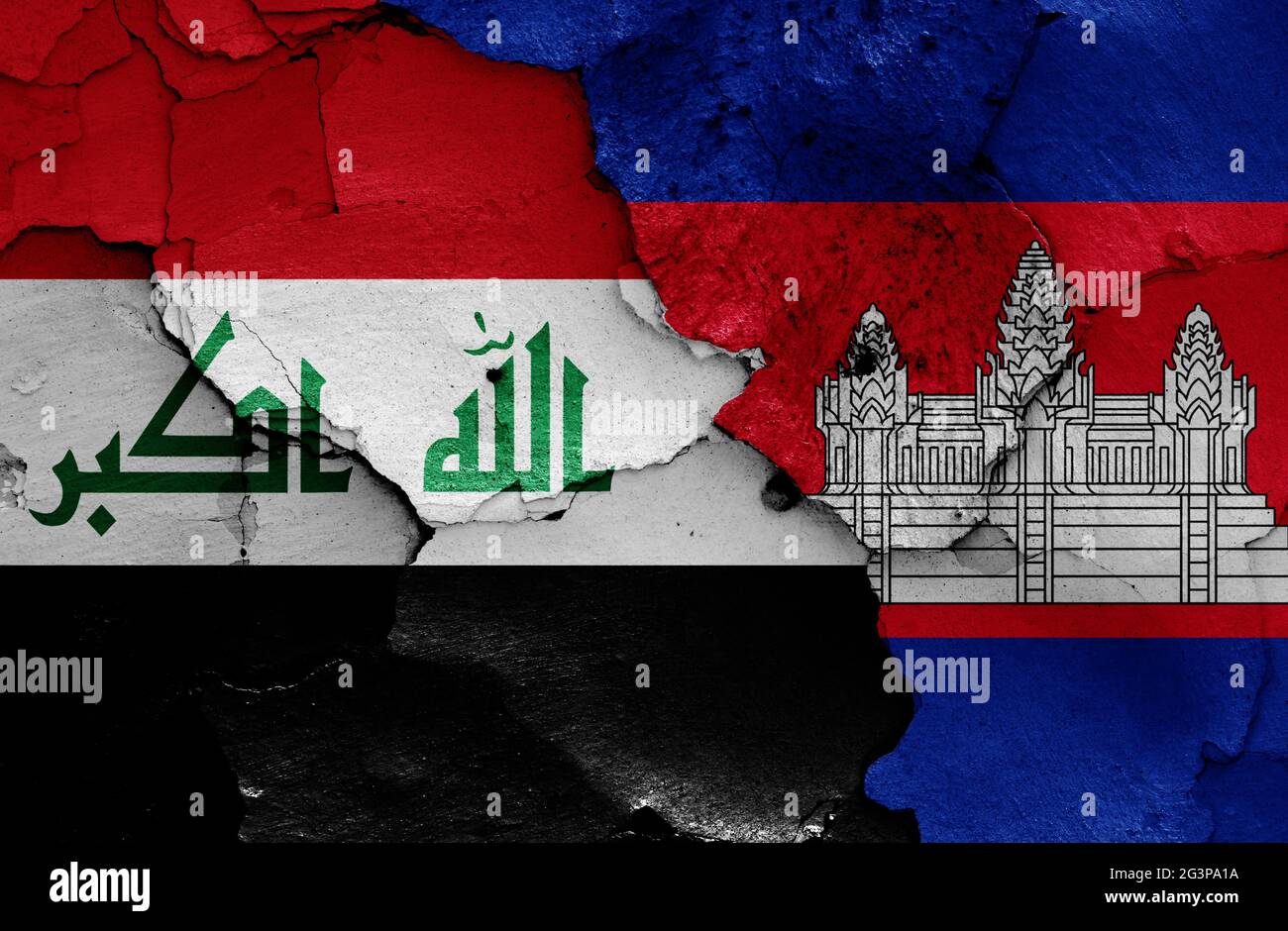 Bandiere di Iraq e Cambogia dipinte su muro rotto Foto Stock