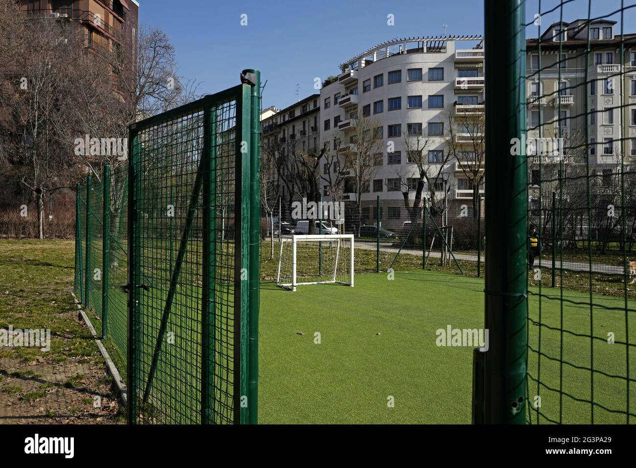 Campo di calcio in un parco pubblico di Milano. Foto Stock