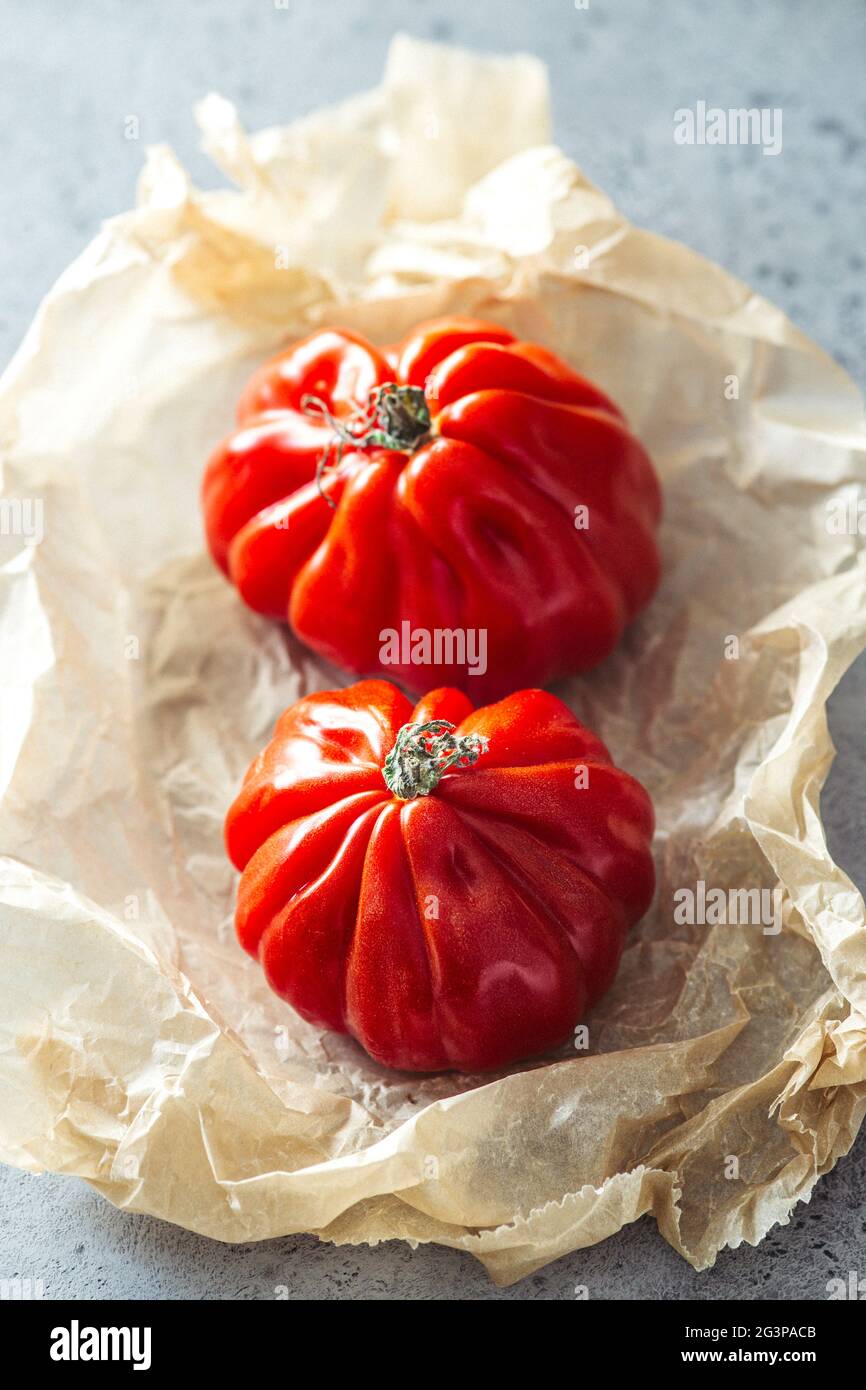 Pomodori rossi freschi e lucidi Foto Stock