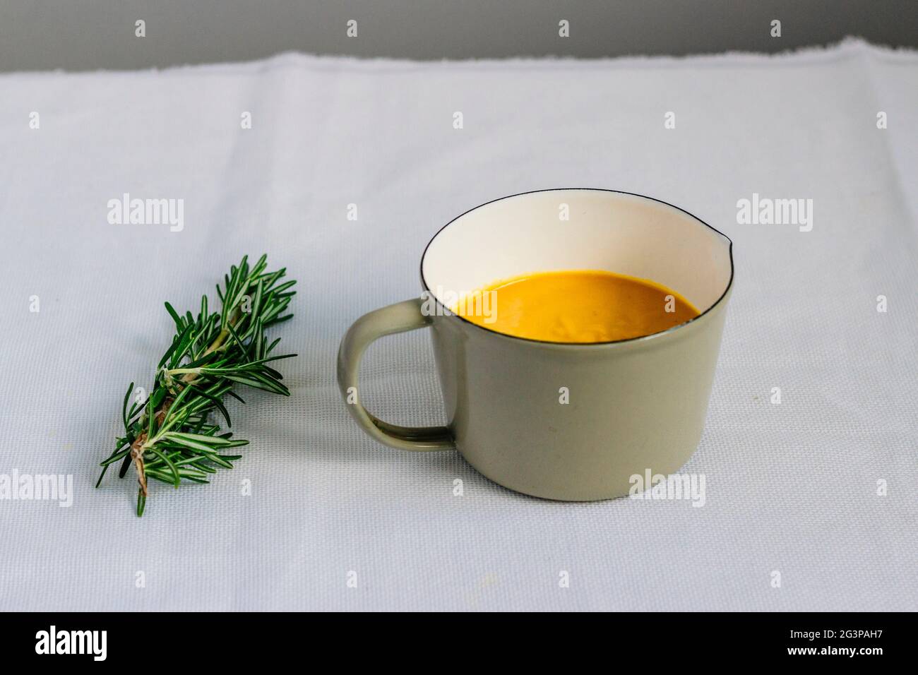 Zuppa di verdure di carote con rosmarino – sfondo bianco – FOODPIX - COPYSPACE - SPAZIO PER IL TESTO Foto Stock