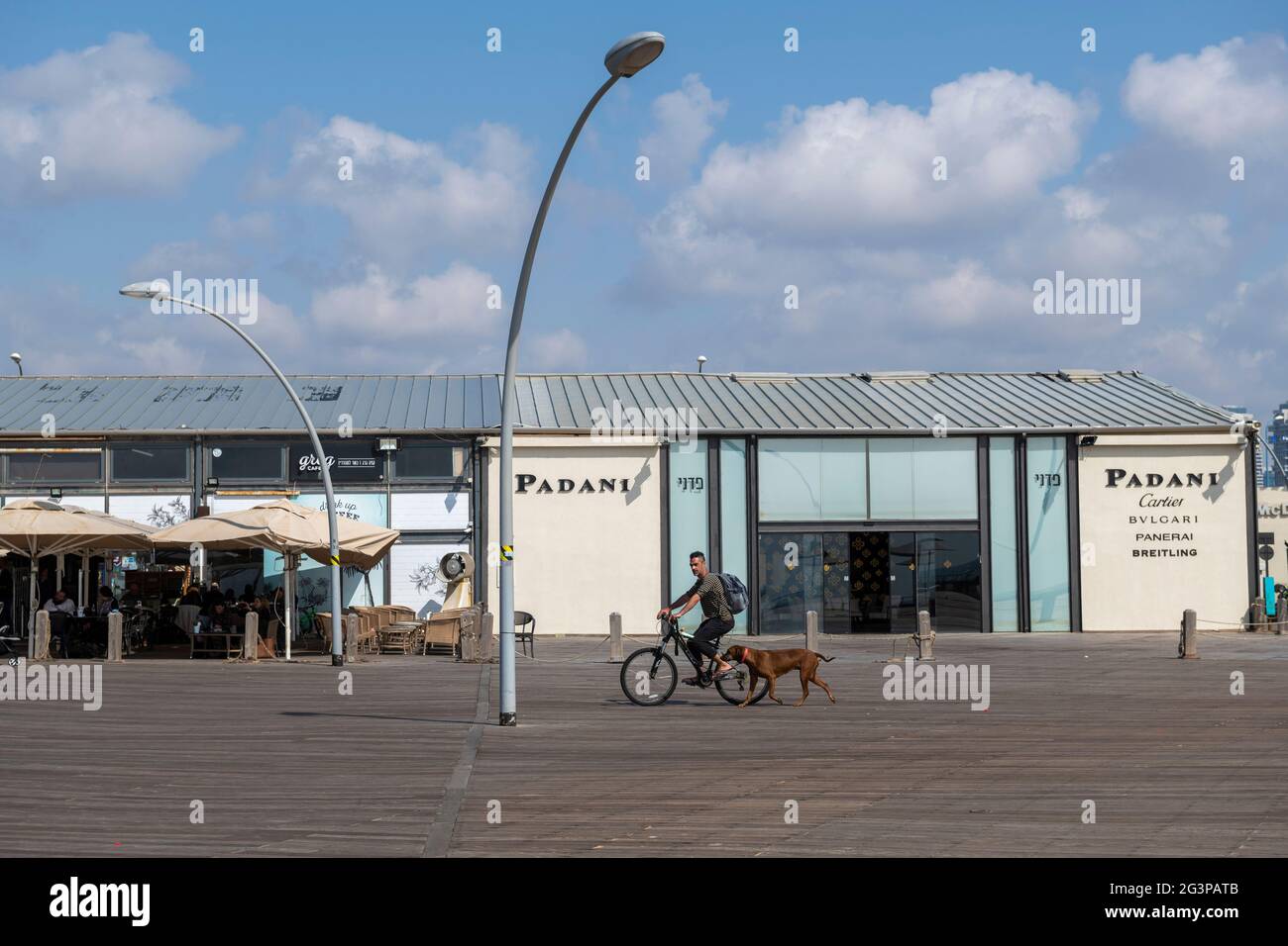 L'uomo con il suo cane esplora il Namal Tel Aviv - quartiere commerciale e di intrattenimento nel porto di Tel Aviv. Israele Foto Stock