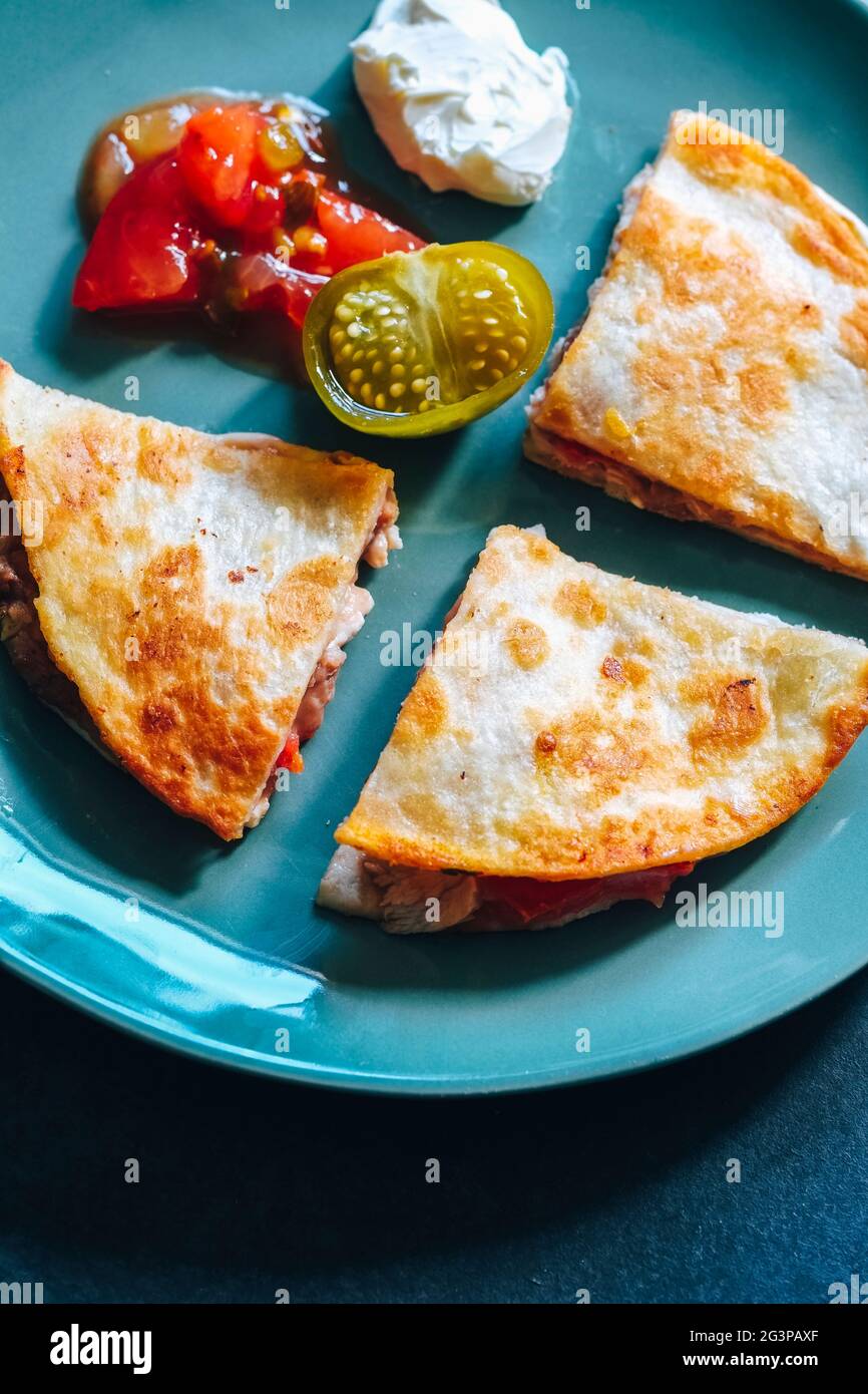 Quesadilla con salsa di pomodoro, pomodori e panna acida Foto Stock