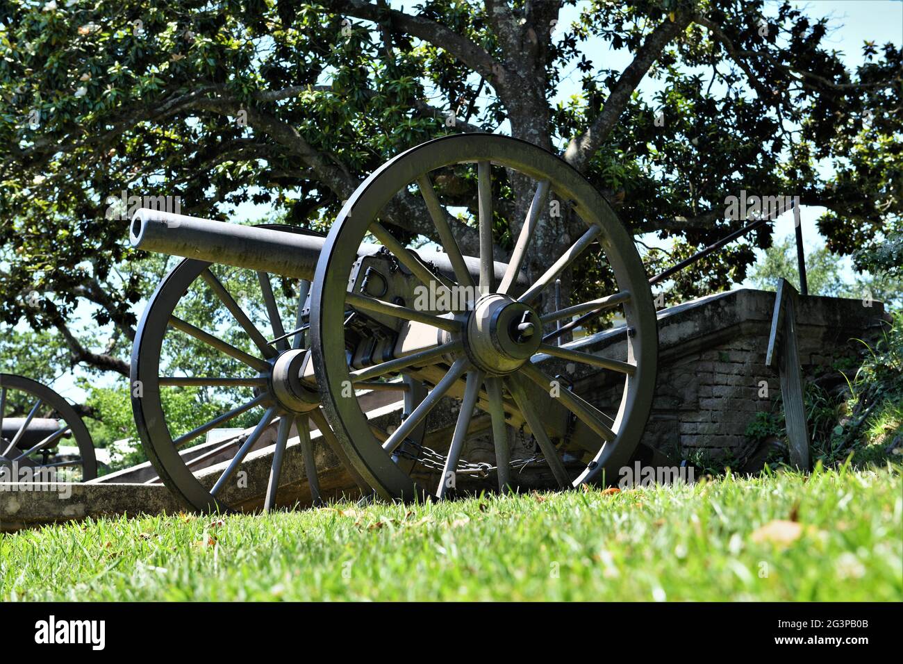 Cannone presso il vecchio tribunale della contea di Warren, Vicksburg, Mississippi. Foto Stock