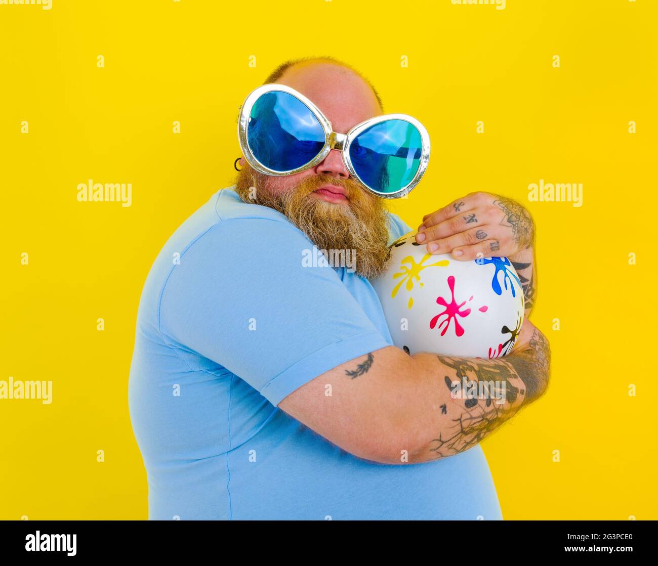 l'uomo offeso non vuole giocare con la palla Foto Stock