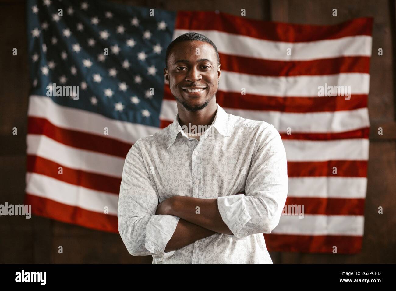 Patriottico Black American gioisce per l'indipendenza del suo Paese Foto Stock