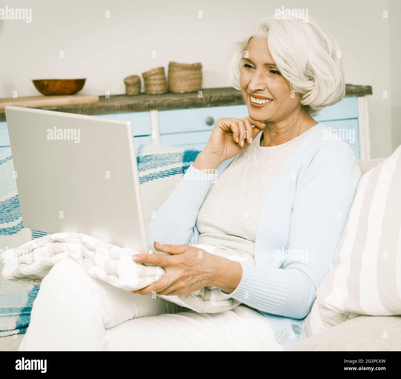 Donna italiana dai capelli bianchi con computer portatile Foto Stock