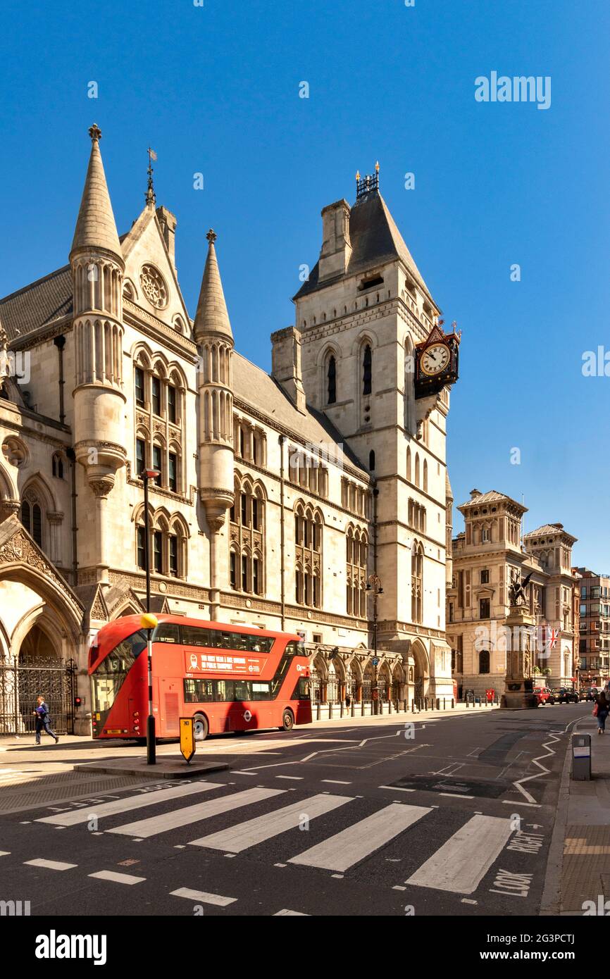 LONDRA INGHILTERRA AUTOBUS ROSSO PASSANDO I TRIBUNALI DI LEGGE VERSO IL TEMPLE BAR MEMORIAL L'INGRESSO CERIMONIALE ALLA CITTÀ DI LONDRA Foto Stock