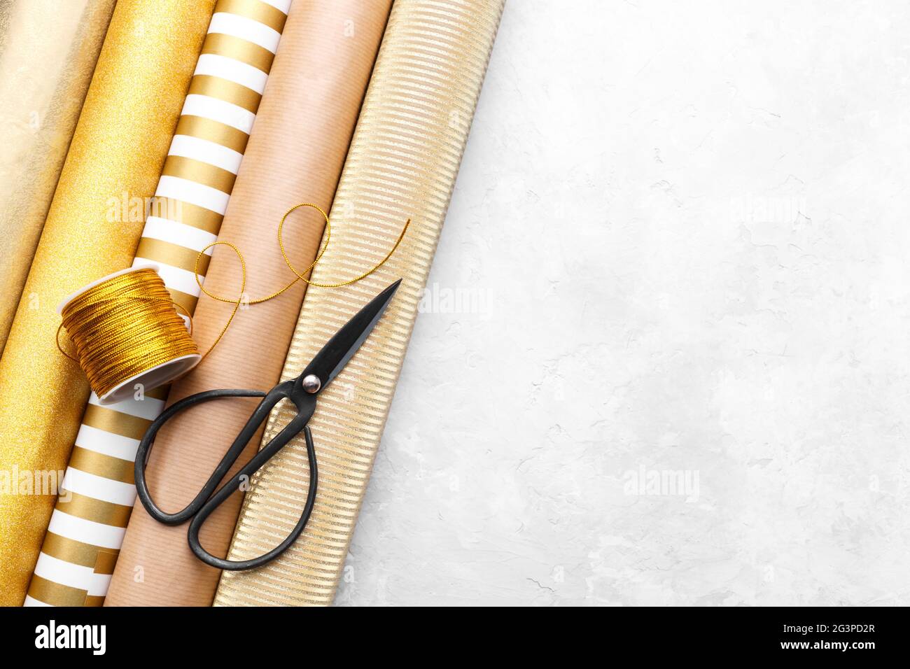 Rotoli di carta Golden Wrapping Foto Stock