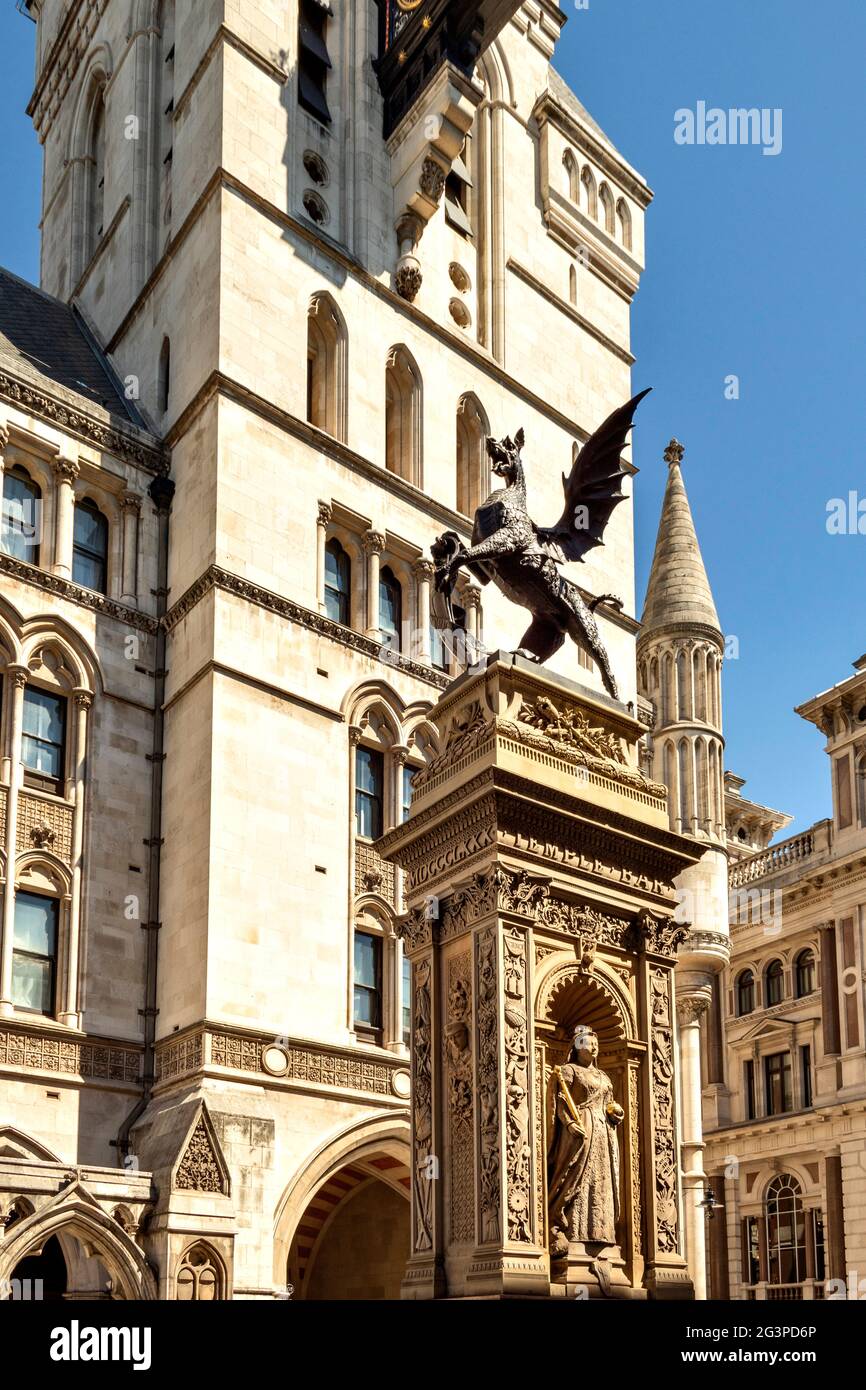 LONDRA INGHILTERRA LA SCULTURA DEL DRAGO E LA REGINA VICTORIA SUL TEMPLE BAR MEMORIAL L'INGRESSO CERIMONIALE ALLA CITTÀ DI LONDRA Foto Stock