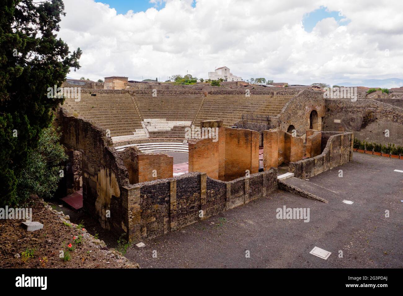 Grande teatro costruito intorno alla metà del II secolo a.C. - sito archeologico di Pompei, Italia Foto Stock