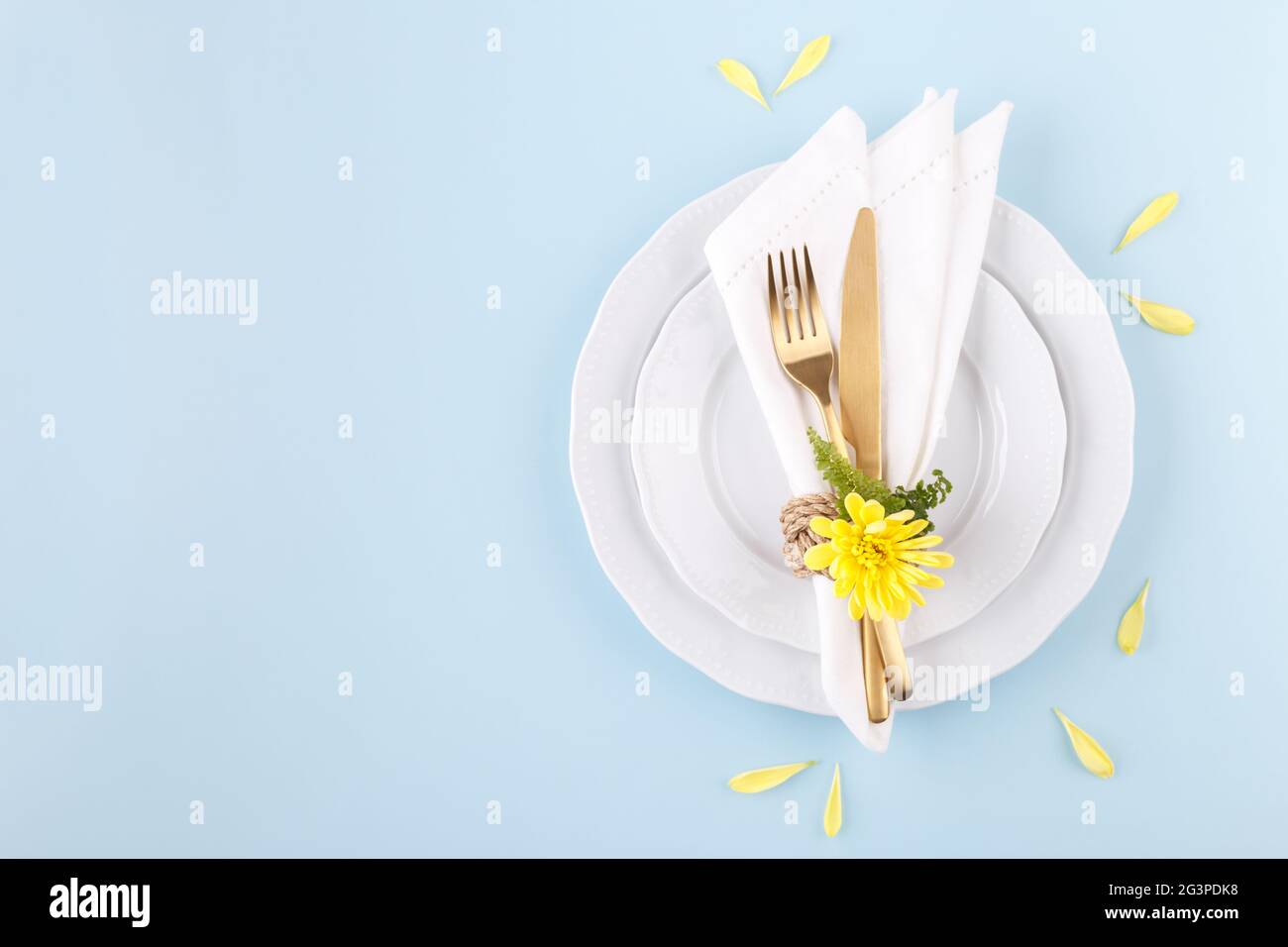 Impostazione del tavolo di primavera o Pasqua Foto Stock