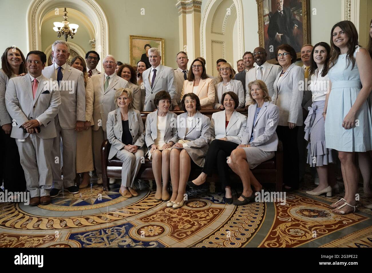 Washington, Stati Uniti. 17 Giugno 2021. (Seduta, R-L) Sen. Lisa Murkowski, R-AK, Sen. Amy Klobuchar, D-MN, Sen. Dianne Feinstein, D-CA, Sen. Susan Collins, R-ME, e Sen. Cindy Hyde-Smith, R-MS, si uniscono ad altri per celebrare il National Seersucker Day al Campidoglio degli Stati Uniti a Washington, DC giovedì 17 giugno 2021. Il Sen. Bill Cassidy, R-LA, dice che la prima tuta seersucker è stata progettata da Joseph Haspel nella sua struttura Broad Street a New Orleans nel 1909. Foto di Ken Cedeno/UPI . Credit: UPI/Alamy Live News Foto Stock