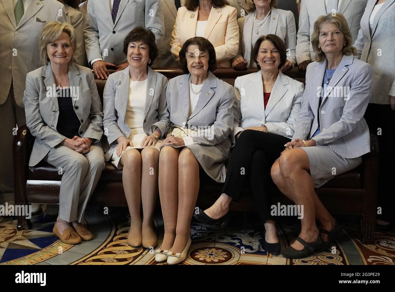 Washington, Stati Uniti. 17 Giugno 2021. (R-L) Sen. Lisa Murkowski, R-AK, Sen. Amy Klobuchar, D-MN, Sen. Dianne Feinstein, D-CA, Sen. Susan Collins, R-ME, e Sen. Cindy Hyde-Smith, R-MS, celebrano il National Seersucker Day al Campidoglio degli Stati Uniti a Washington, DC giovedì 17 giugno 2021. Il Sen. Bill Cassidy, R-LA, dice che la prima tuta seersucker è stata progettata da Joseph Haspel nella sua struttura Broad Street a New Orleans nel 1909. Foto di Ken Cedeno/UPI . Credit: UPI/Alamy Live News Foto Stock