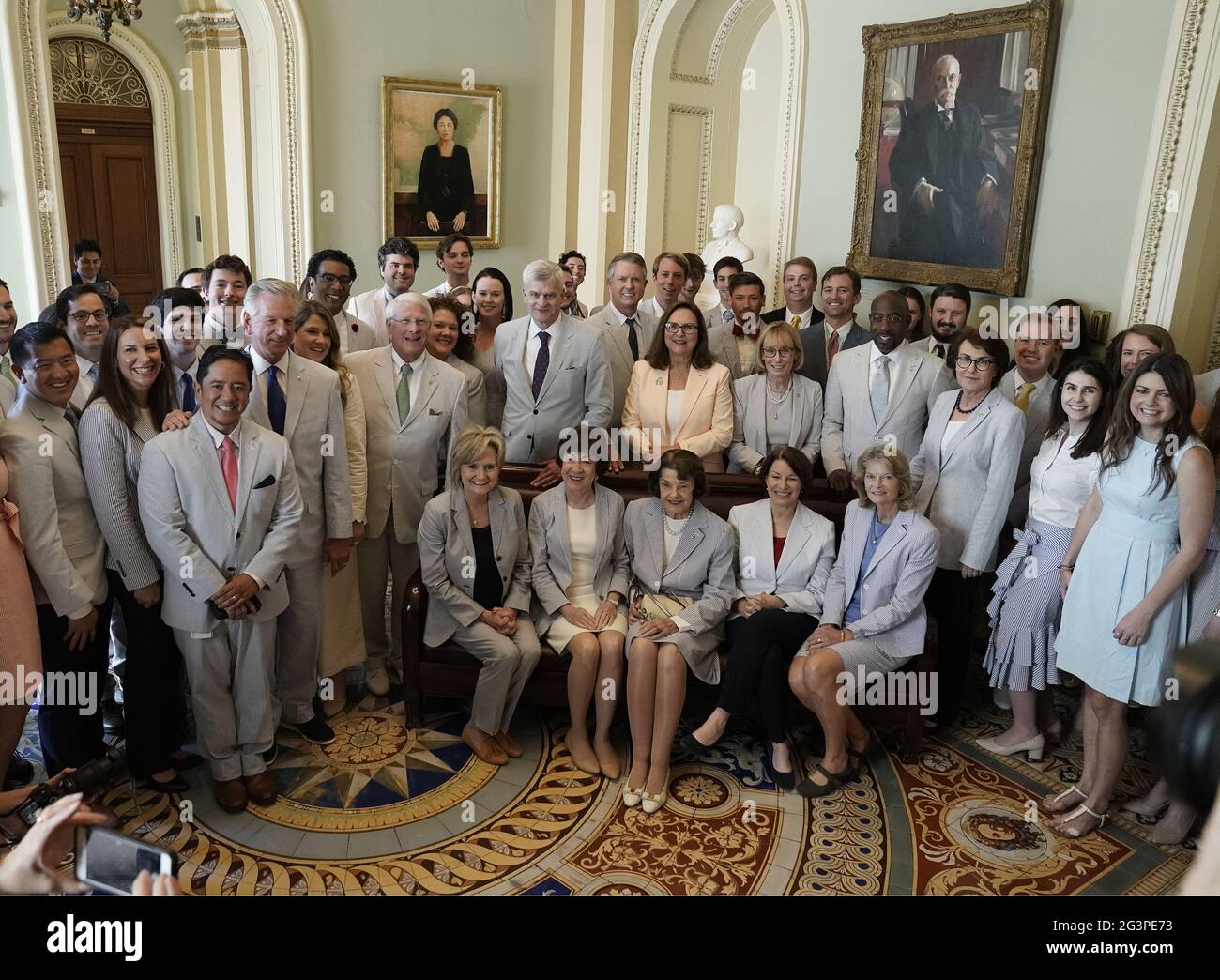 Washington, Stati Uniti. 17 Giugno 2021. (Seduta, R-L) Sen. Lisa Murkowski, R-AK, Sen. Amy Klobuchar, D-MN, Sen. Dianne Feinstein, D-CA, Sen. Susan Collins, R-ME, e Sen. Cindy Hyde-Smith, R-MS, si uniscono ad altri per celebrare il National Seersucker Day al Campidoglio degli Stati Uniti a Washington, DC giovedì 17 giugno 2021. Il Sen. Bill Cassidy, R-LA, dice che la prima tuta seersucker è stata progettata da Joseph Haspel nella sua struttura Broad Street a New Orleans nel 1909. Foto di Ken Cedeno/UPI . Credit: UPI/Alamy Live News Foto Stock