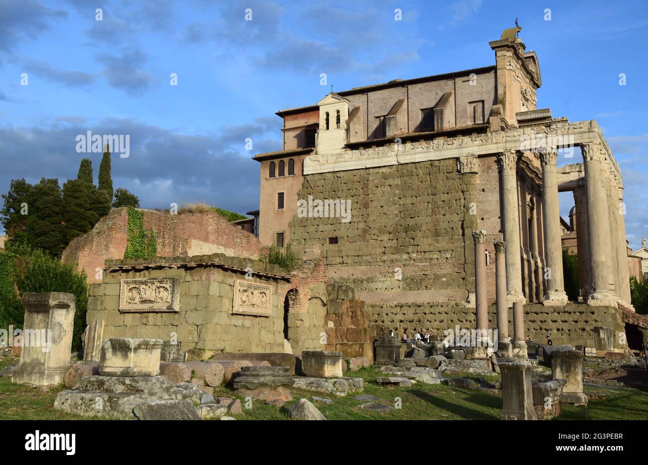 Tempio di Antonino e Faustina - Tempio di Antonino e Faustina nel Foro Romano di Roma Foto Stock