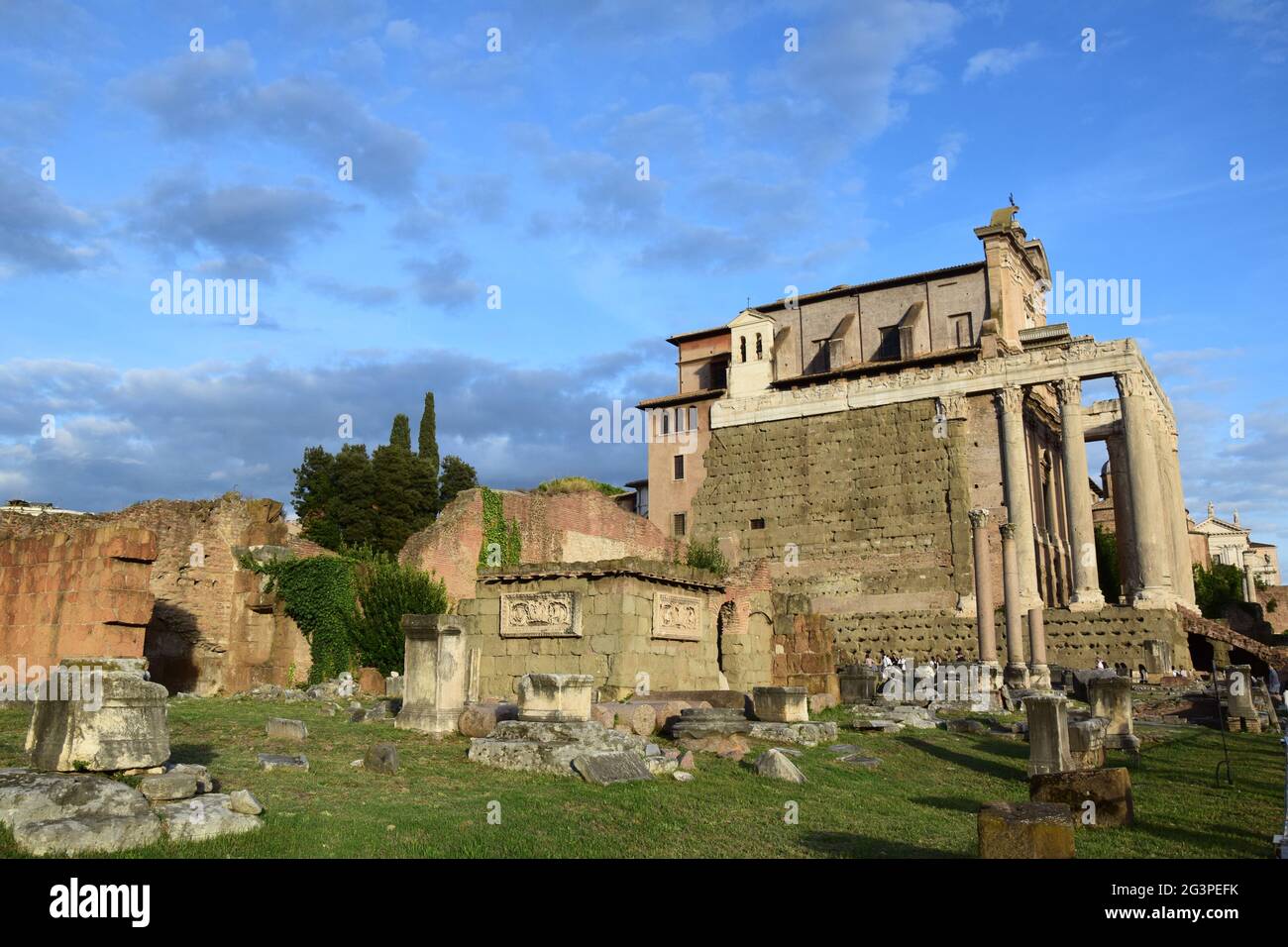 Tempio di Antonino e Faustina - Tempio di Antonino e Faustina nel Foro Romano di Roma Foto Stock