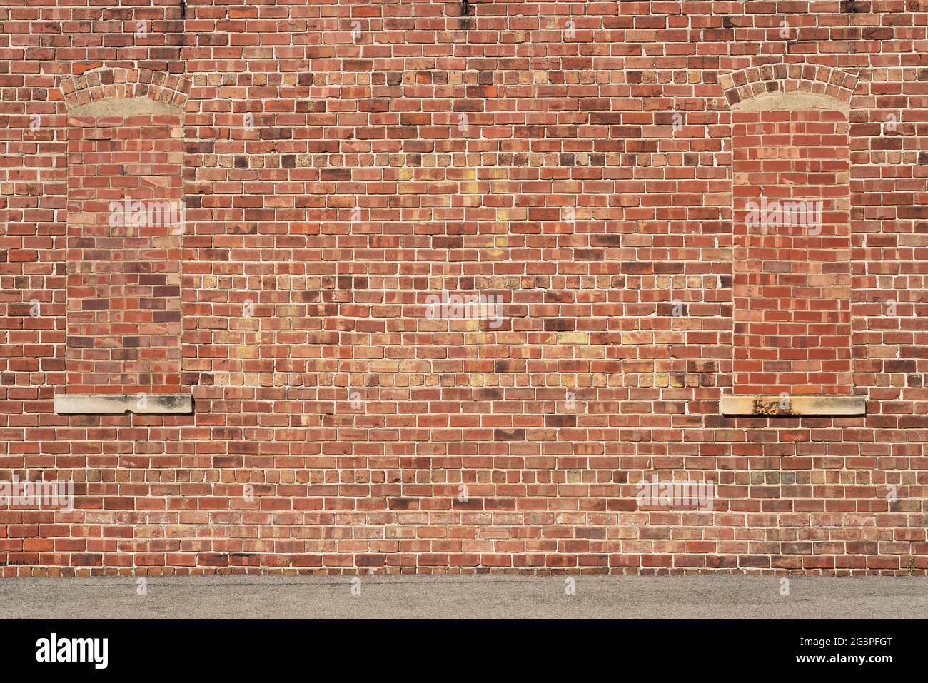 Vecchio muro di mattoni all'esterno dell'edificio nella piccola cittadina del Midwest. Foto Stock
