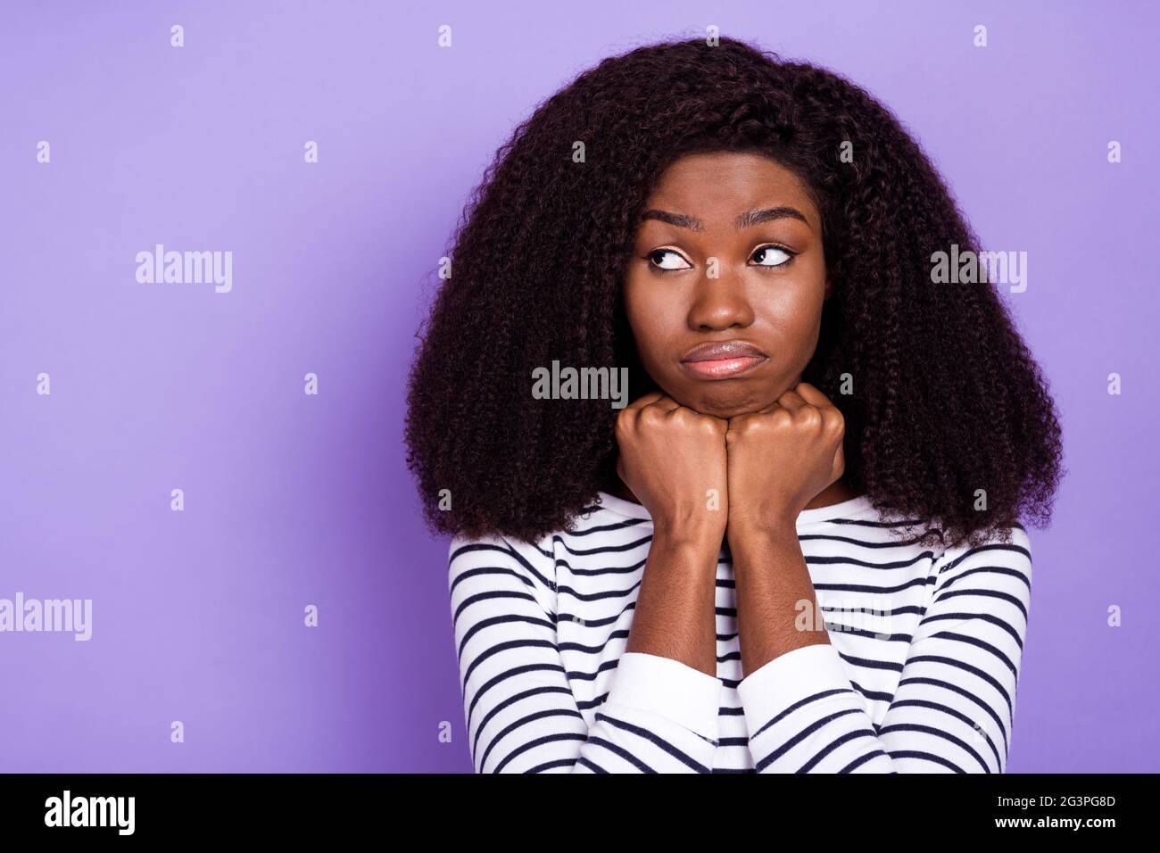 Foto di triste giovane donna mani faccia sguardo vuoto spazio usura maglia a righe isolato su sfondo di colore viola Foto Stock