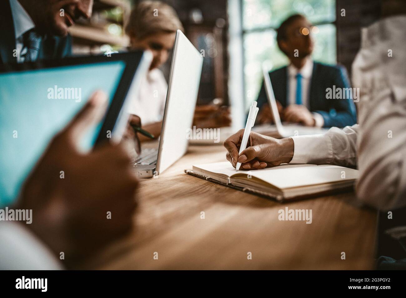 Business Woman scrivere idee di sviluppo strategico in notebook Foto Stock