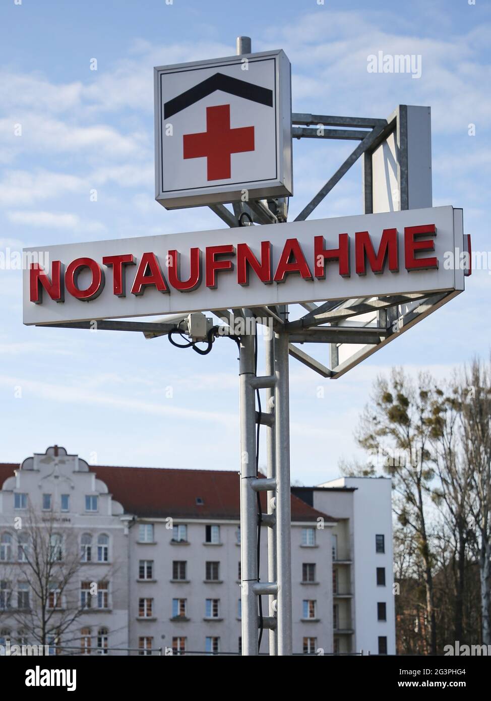 Cartello informativo per il pronto soccorso dell'ospedale di Magdeburgo in Sassonia-Anhalt Foto Stock