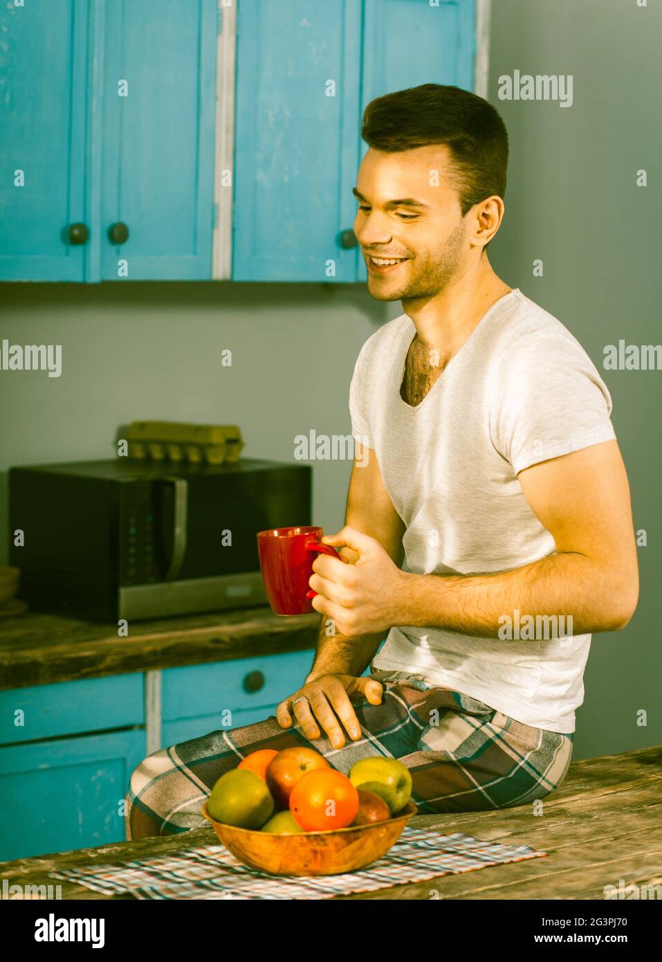 Uomo in pigiama felice di essere a casa Foto Stock