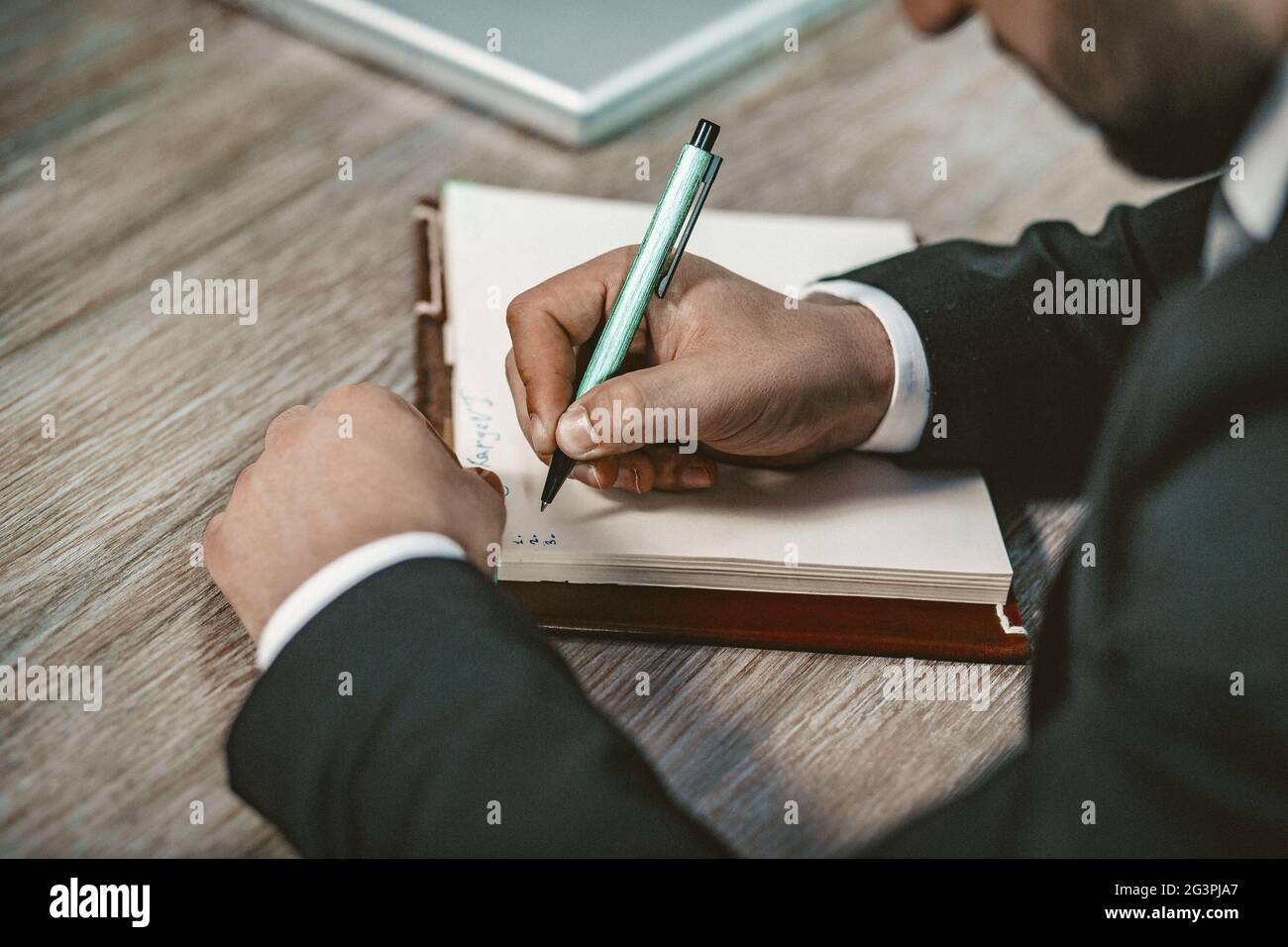 Uomo d'affari che scrive i programmi nel notebook Foto Stock