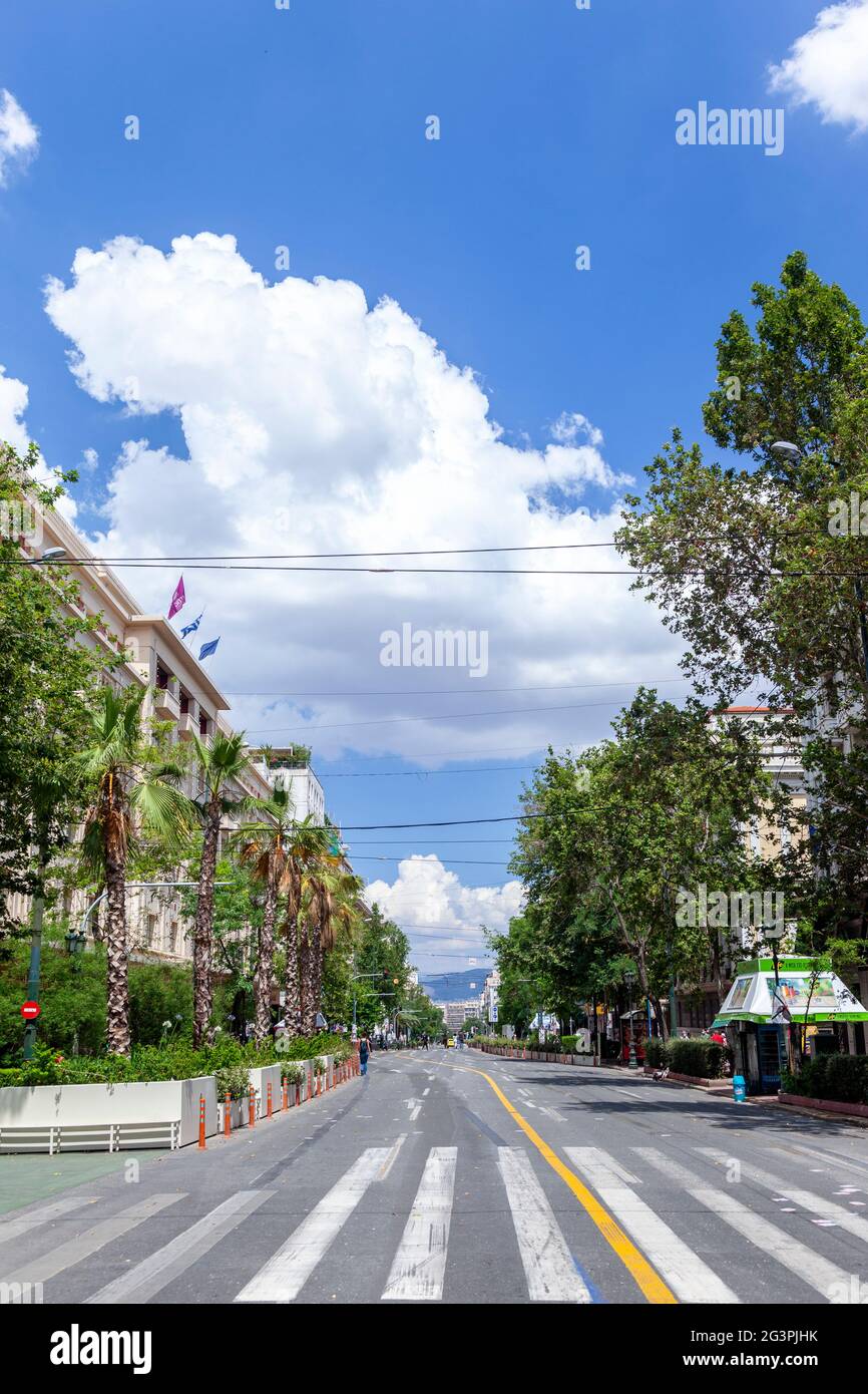 Viale Panepistimiou, delle strade più trafficate (di solito) di Atene, Grecia, ora vuoto durante uno sciopero generale. Foto Stock