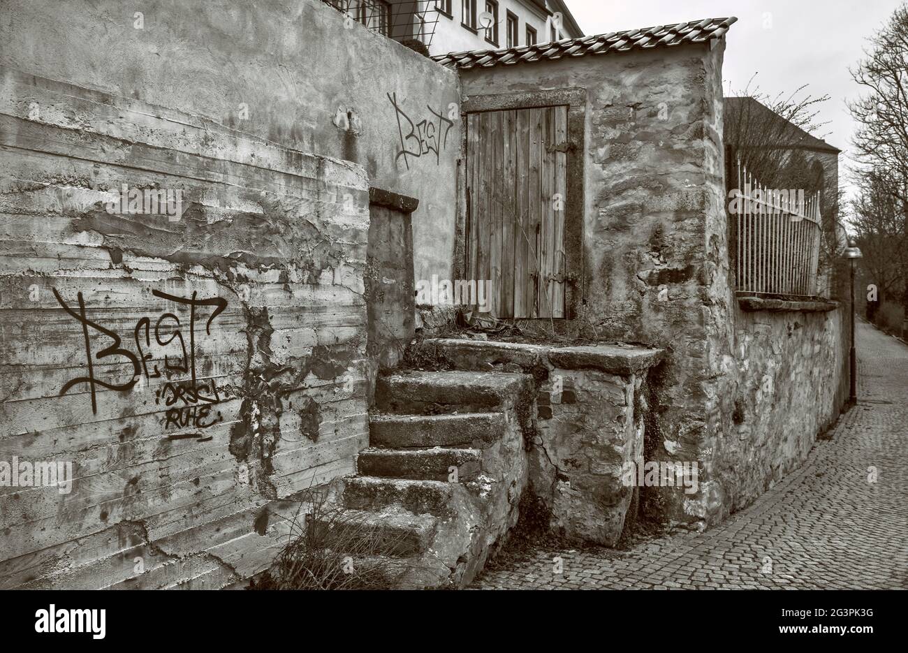Le vecchie scale lungo la strada Foto Stock