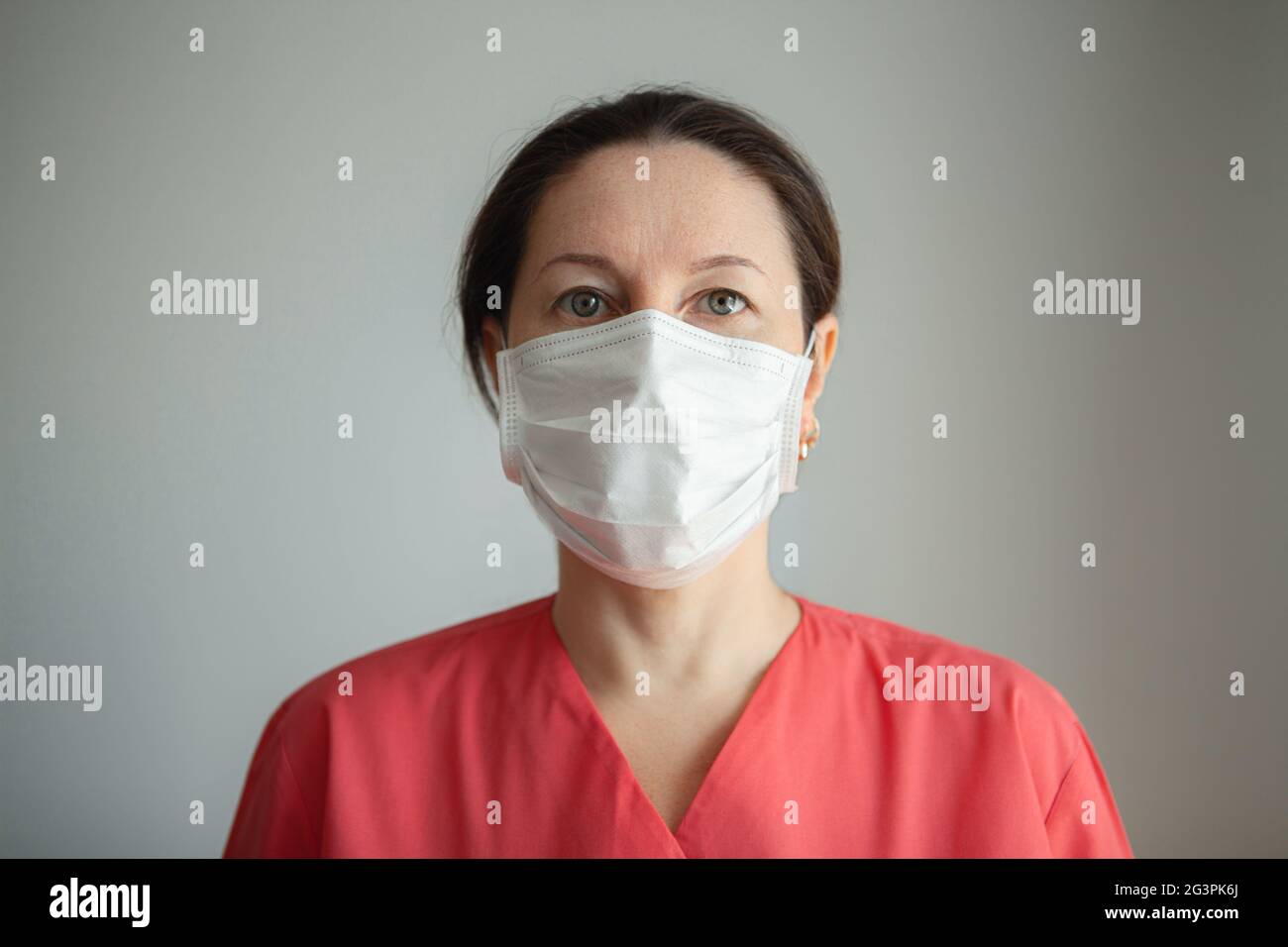 Donna medico che indossa maschera protettiva per combattere il coronavirus covid-2019. Foto Stock