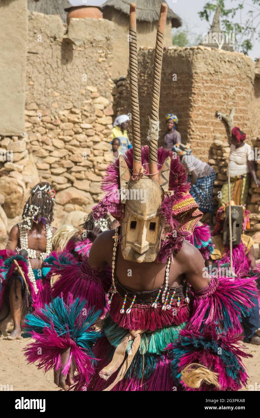 Ballerini Dogon che eseguono il rituale dama indossando maschere Kanaga, Mali Foto Stock