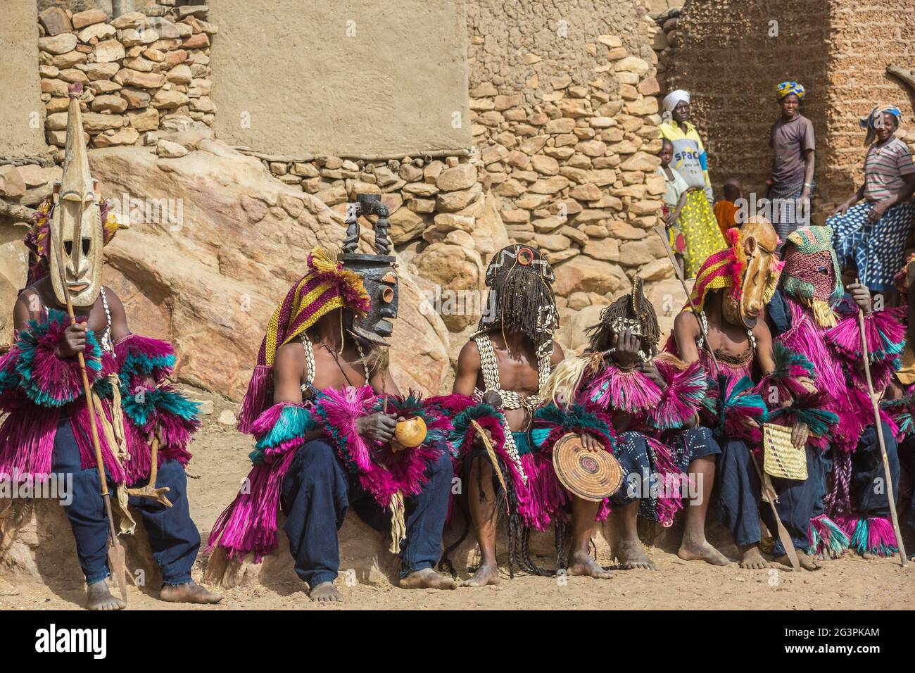 Ballerini Dogon che eseguono il rituale dama indossando maschere Kanaga, Mali Foto Stock