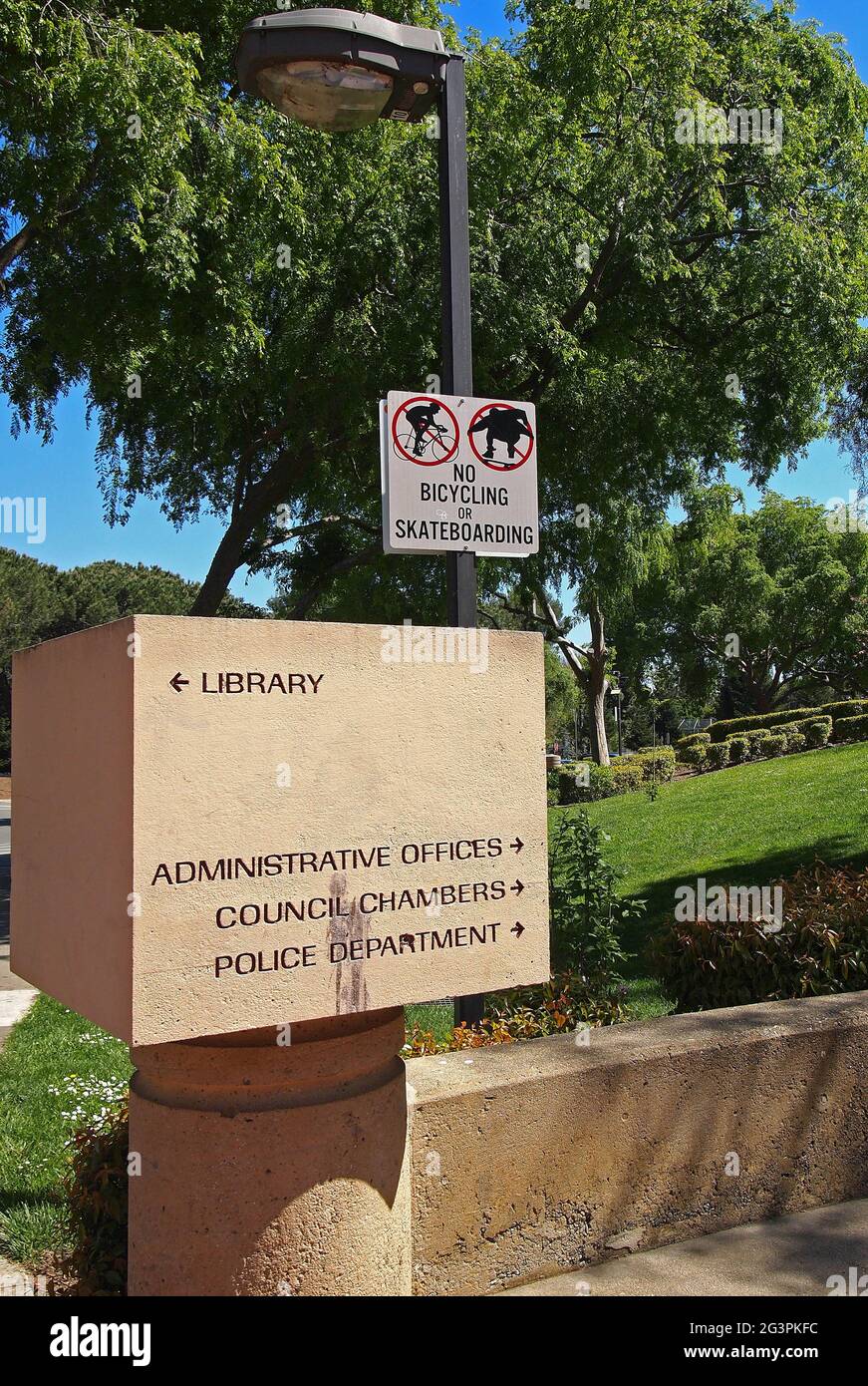 Union City indicazioni per la biblioteca, gli uffici amministrativi, le camere del consiglio, il dipartimento di polizia e nessun segno di skateboard o bicicletta, California Foto Stock