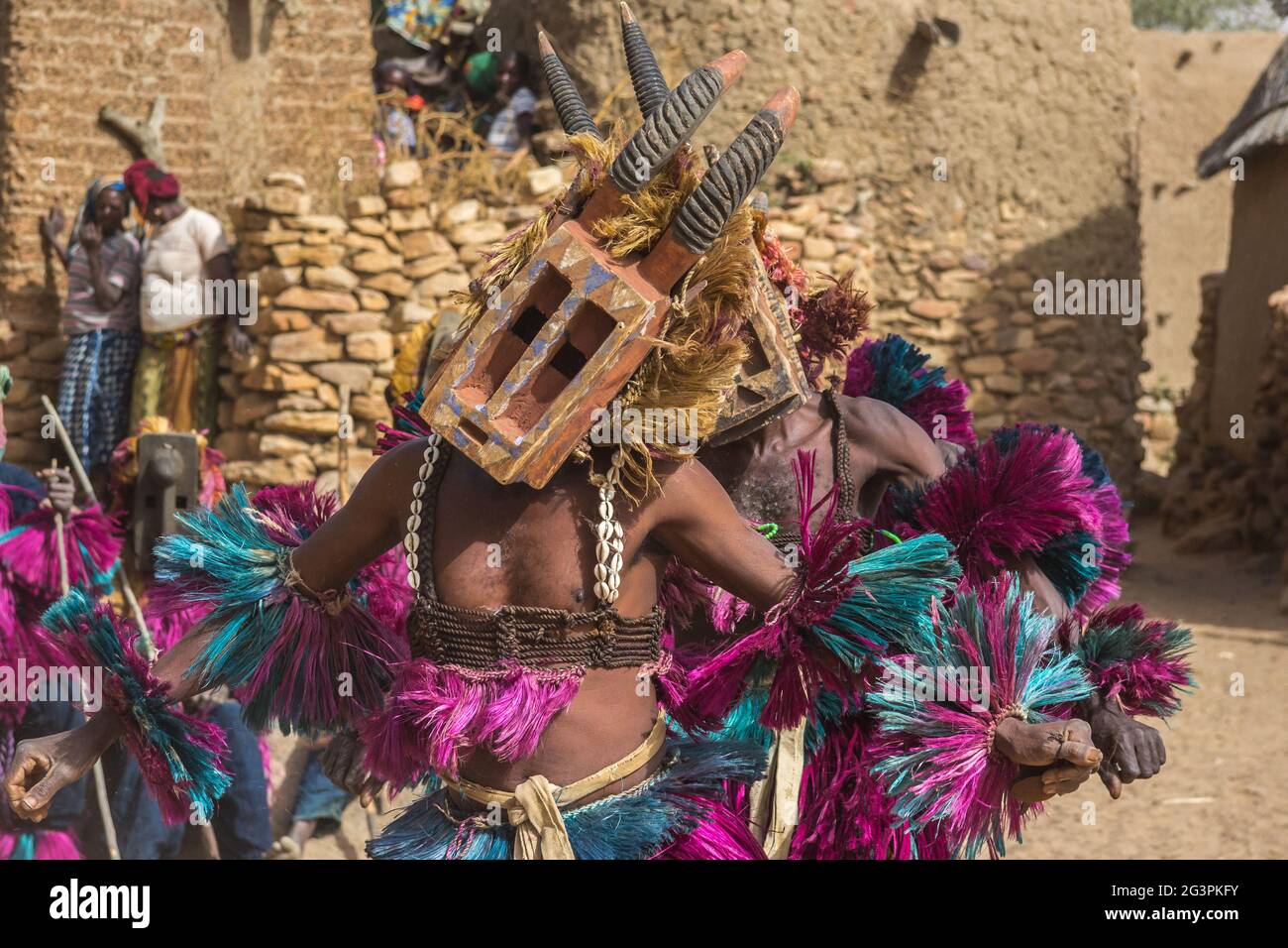 Ballerini Dogon che eseguono il rituale dama indossando maschere Kanaga, Mali Foto Stock