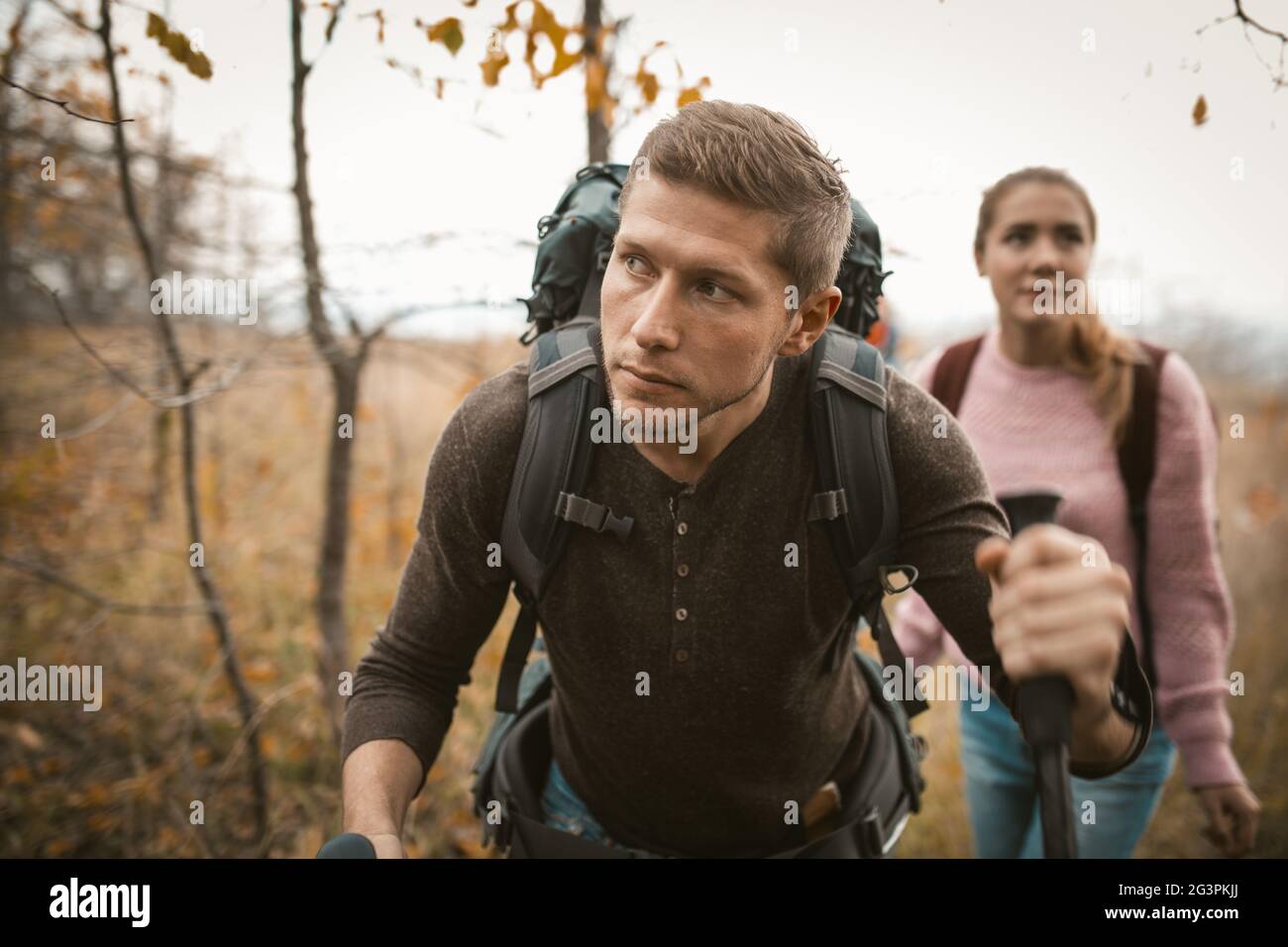 Coppia in viaggio con zaini Escursioni all'aperto Foto Stock