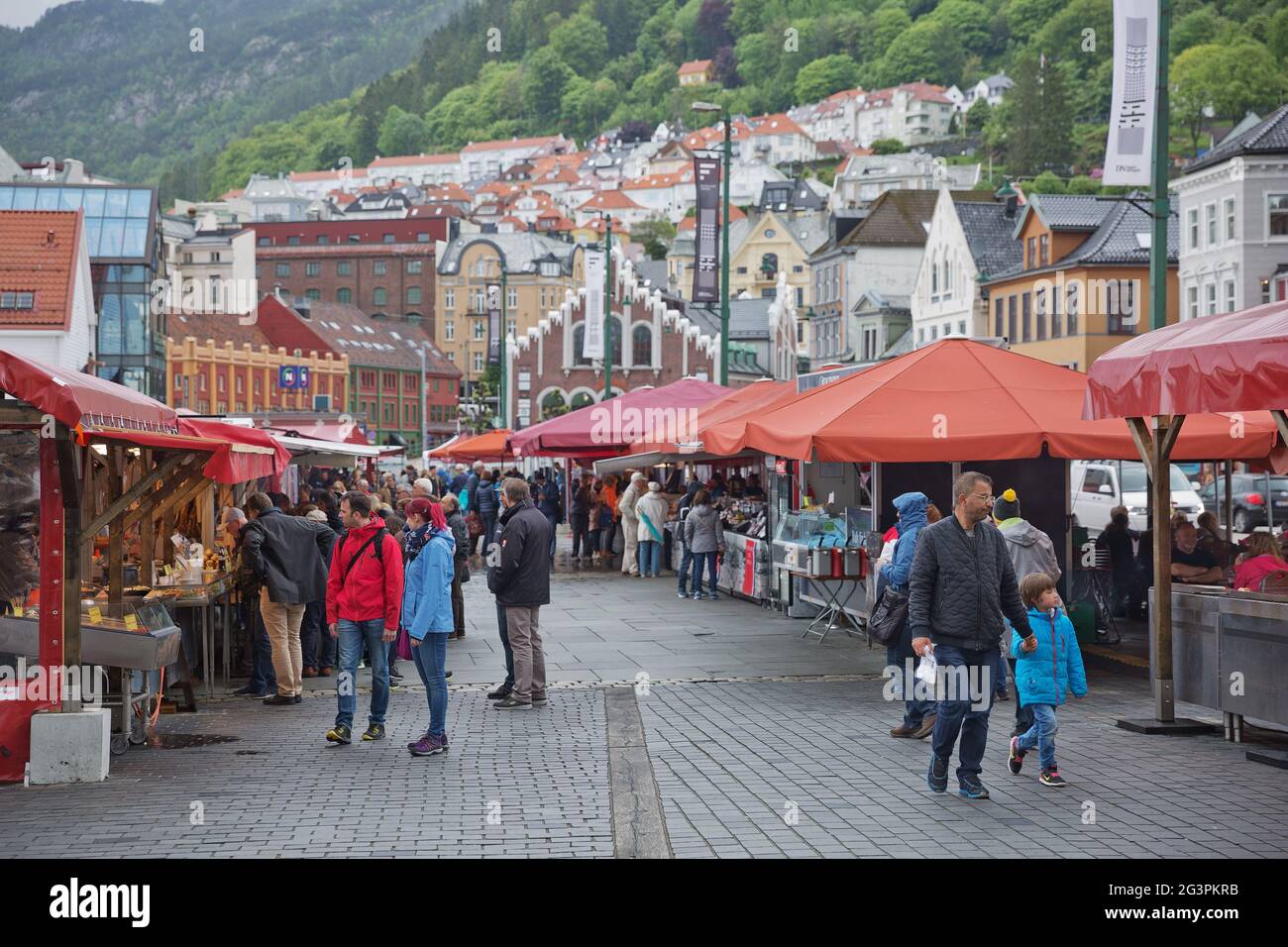 Il famoso mercato del pesce di Bergen, situato nel porto della città, frequentato da molti turisti e locali Foto Stock