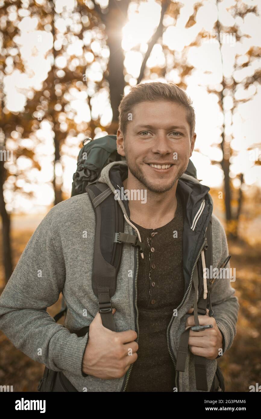 Viaggiatore con zaino passeggiate nella foresta d'autunno Foto Stock