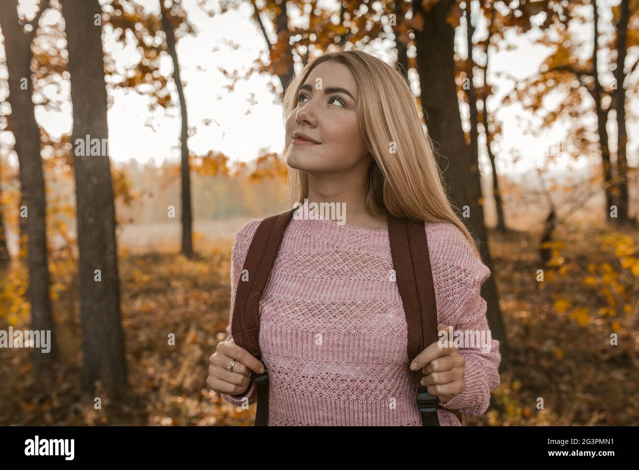 La viaggiatore femminile ammira la bellezza della foresta d'autunno Foto Stock